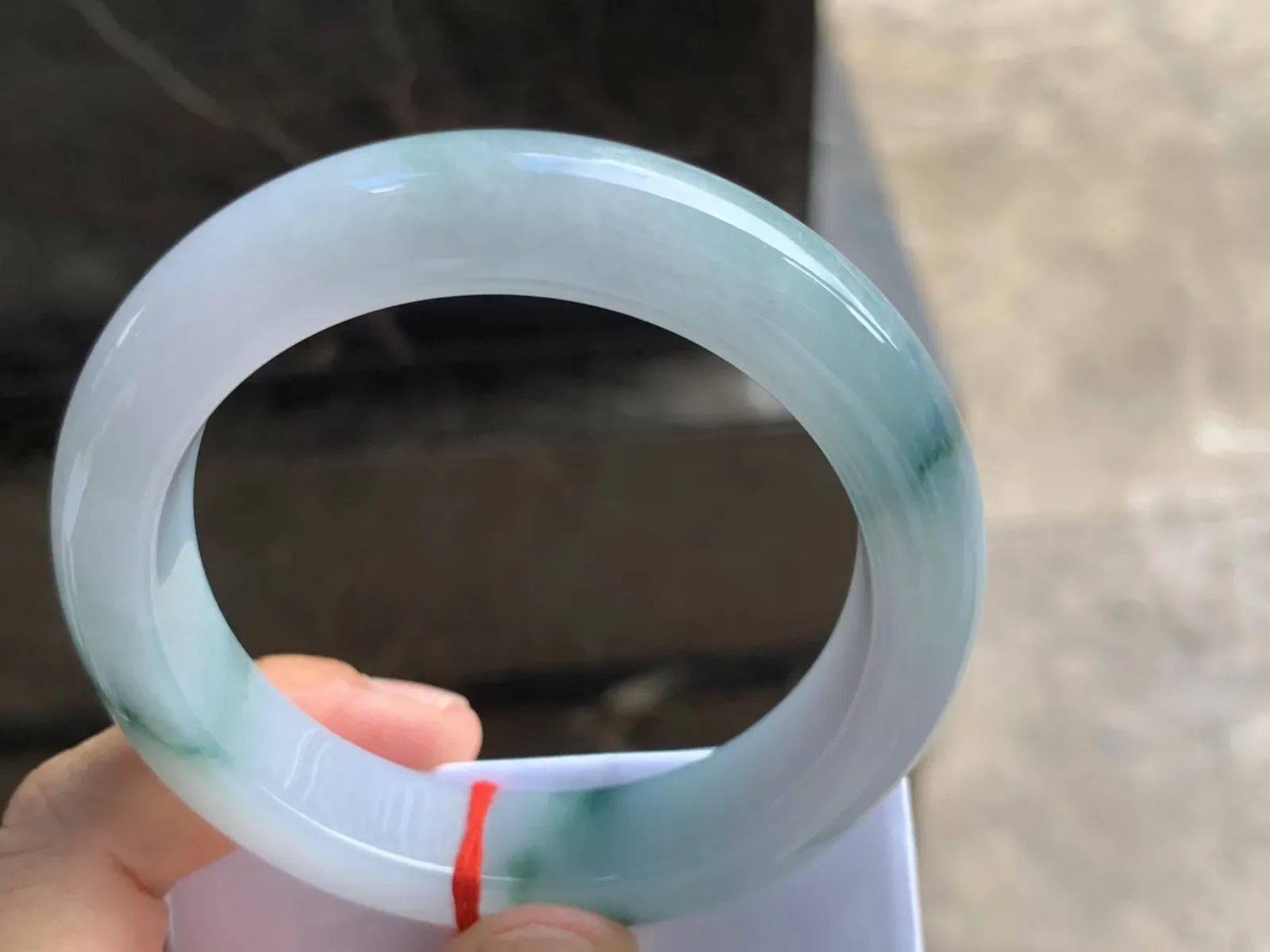56-13-9.8mm
糯冰飘花手镯 底子细腻干净 花色漂亮