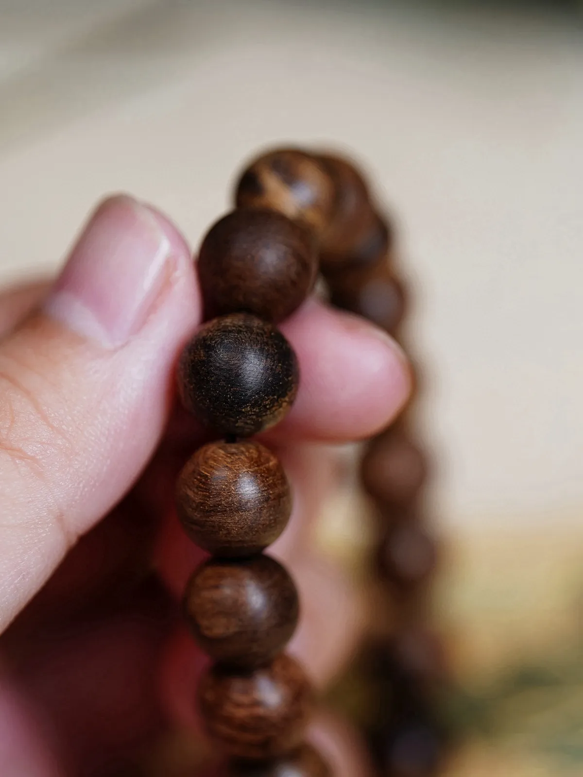 【达拉干沉水·10mm】11.6 克
精选老料，油脂饱满，触之温润如脂，光线下漾着琥珀般的内敛光泽。
香韵初闻是清冽穿喉的凉意，像山涧清泉破石而出，瞬间驱散沉闷，醒脑提神；转瞬，醇厚奶香自凉意中漫溢，带着脂感的绵密厚重，与清冽交织出奇妙平衡，温柔里透着沉稳；尾调里，木质的沉静与甘甜渐显，偶尔掠过一丝若有似无的花香，层次丰富，沁人心脾。
它低调得恰到好处，却在细微处藏着懂行人才识得的讲究——是腕间静静流淌的雅意，亦是时光慢慢沉淀后，馈赠予人的一缕暗香。