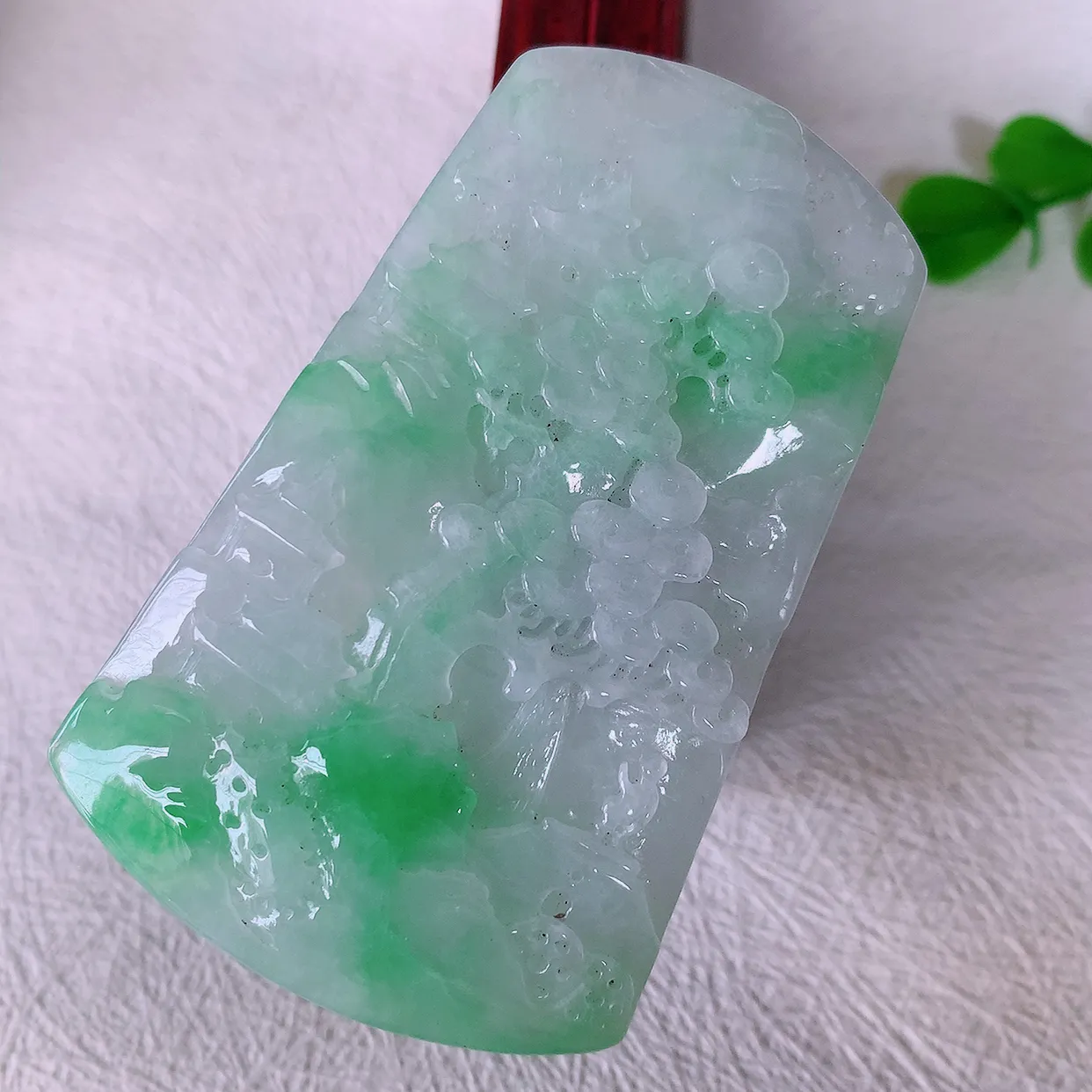 自然光实拍，冰润飘绿山水牌吊坠，翡翠山水，立体生动形象，山水素材布局合理，意境感佳，佩戴上身效果更高