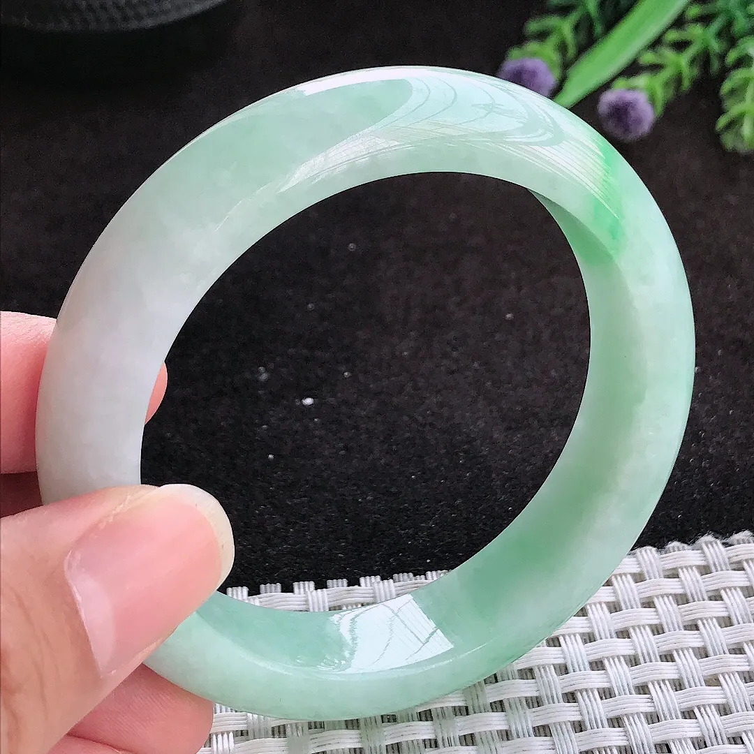 自然光55/13.7/8.8老坑精美温润飘绿手镯玉镯子美人镯手环