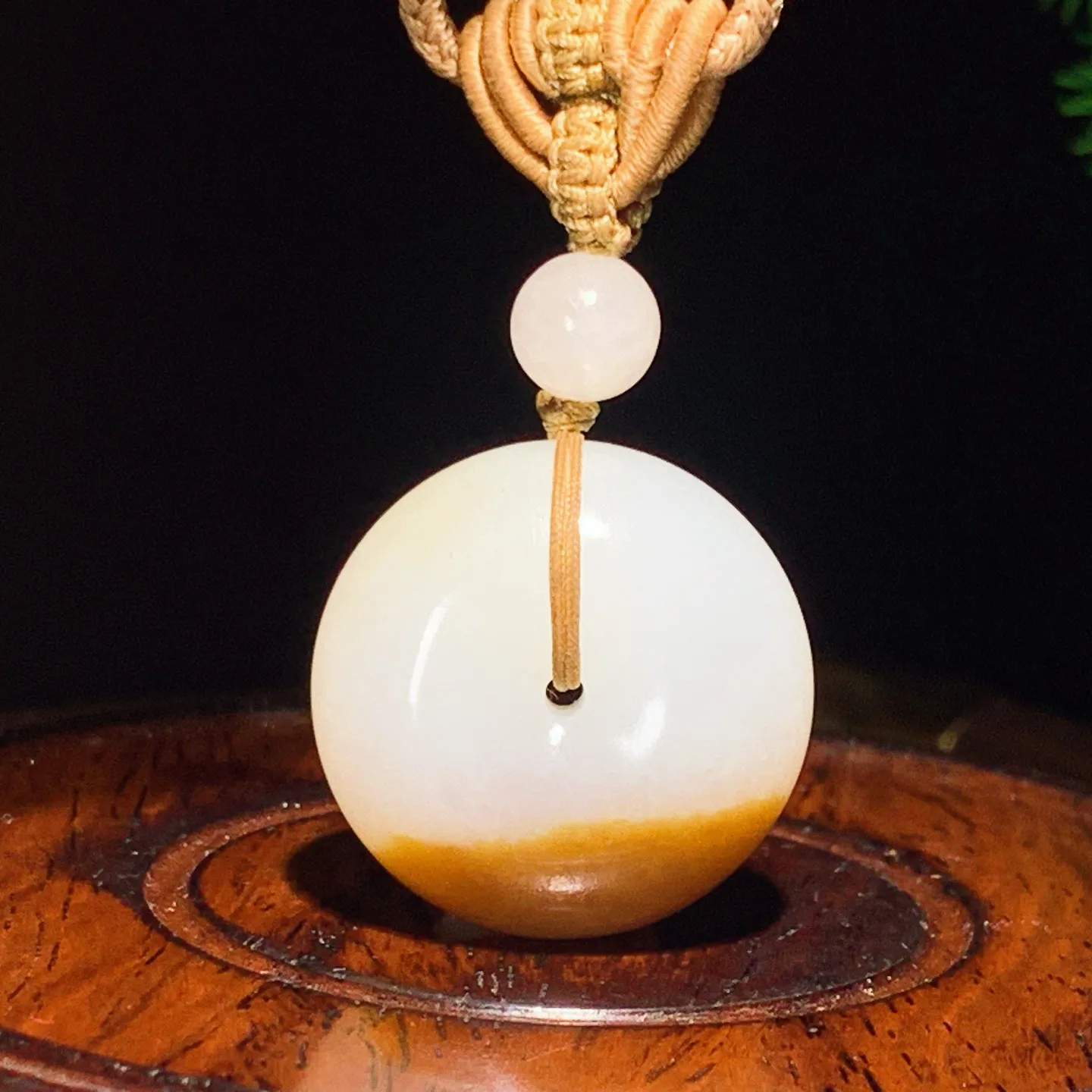 新疆和田玉羊脂白玉且末糖平安扣挂件。尺寸27/15重21.5克 玉质细腻油润 底色纯净 脂粉好，品质