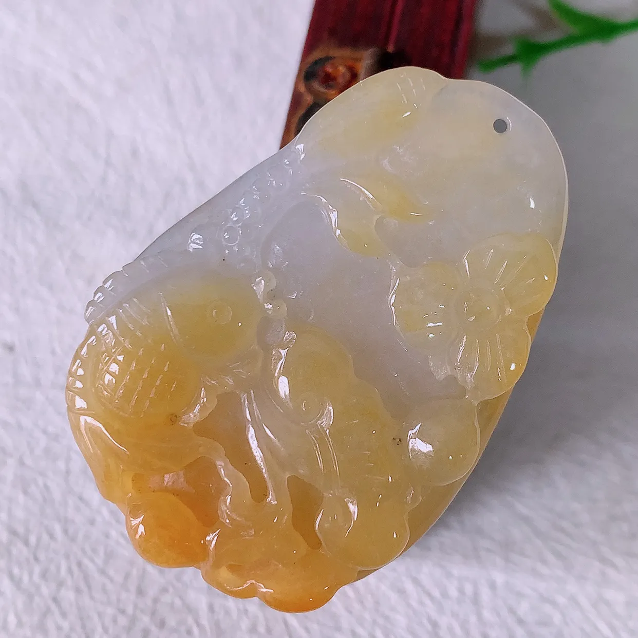 自然光实拍，冰黄翡双彩翡翠荷叶鱼、和和美美玉坠，财源广进，自然隐逸、荷本是素不着尘之物，有和美之寓意。#57.13