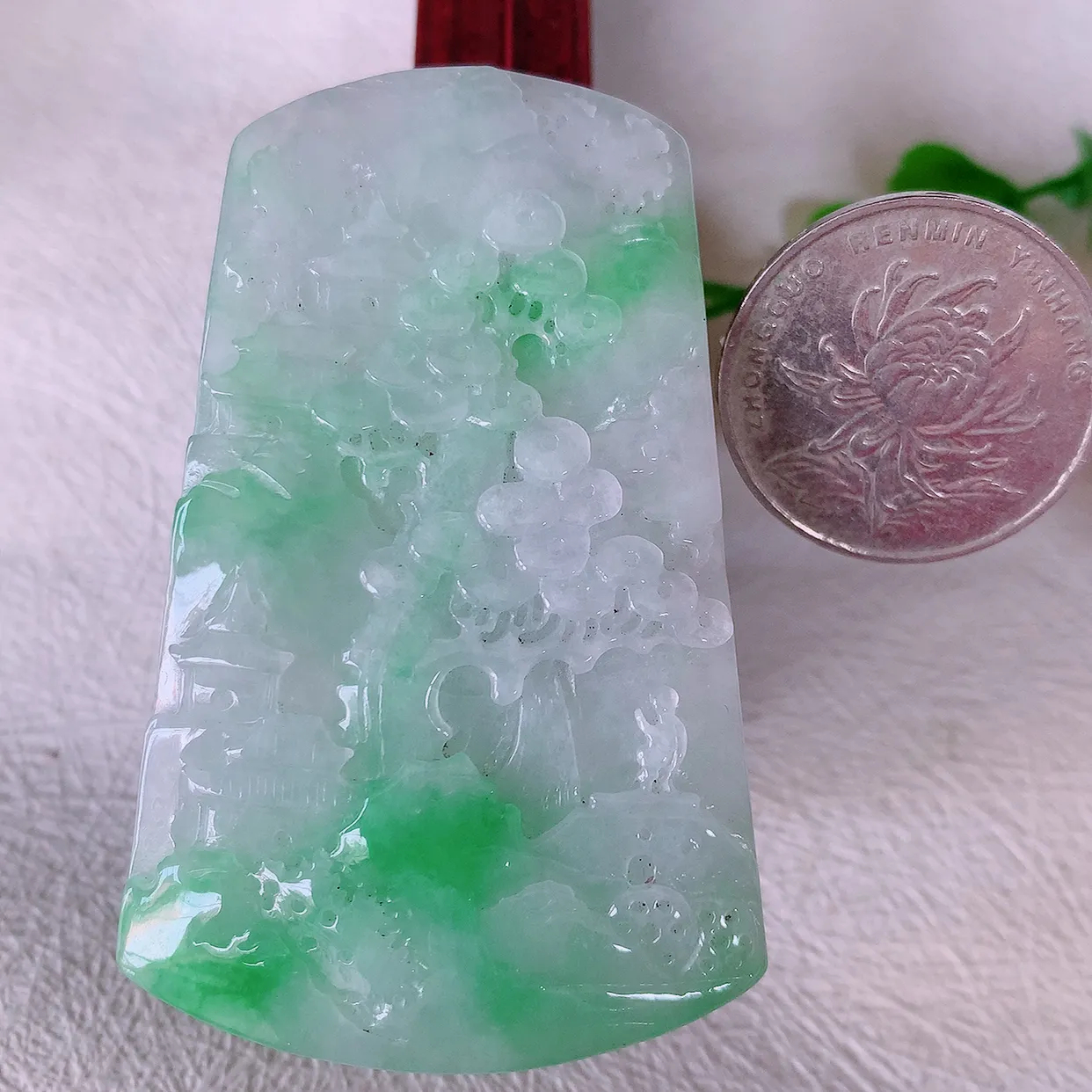 自然光实拍，冰润飘绿山水牌吊坠，翡翠山水，立体生动形象，山水素材布局合理，意境感佳，佩戴上身效果更高贵 #57.13