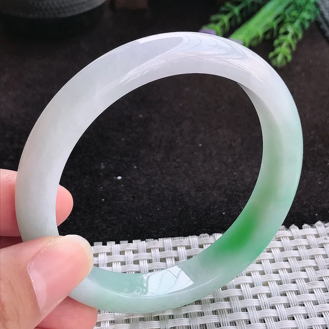 自然光62/12/8.4老坑精美冰润飘阳绿手镯大圈口玉镯子美人镯手环