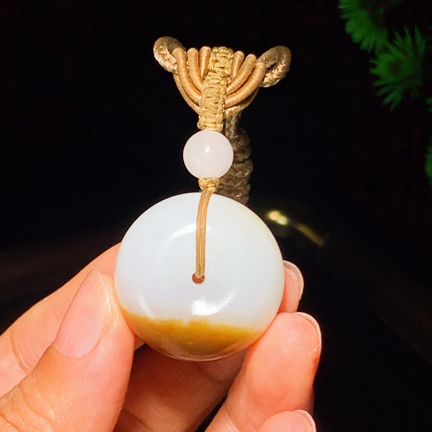 新疆和田玉羊脂白玉且末糖平安扣挂件。尺寸27/15重21.5克 玉质细腻油润 底色纯净 脂粉好，品质好。lt251013