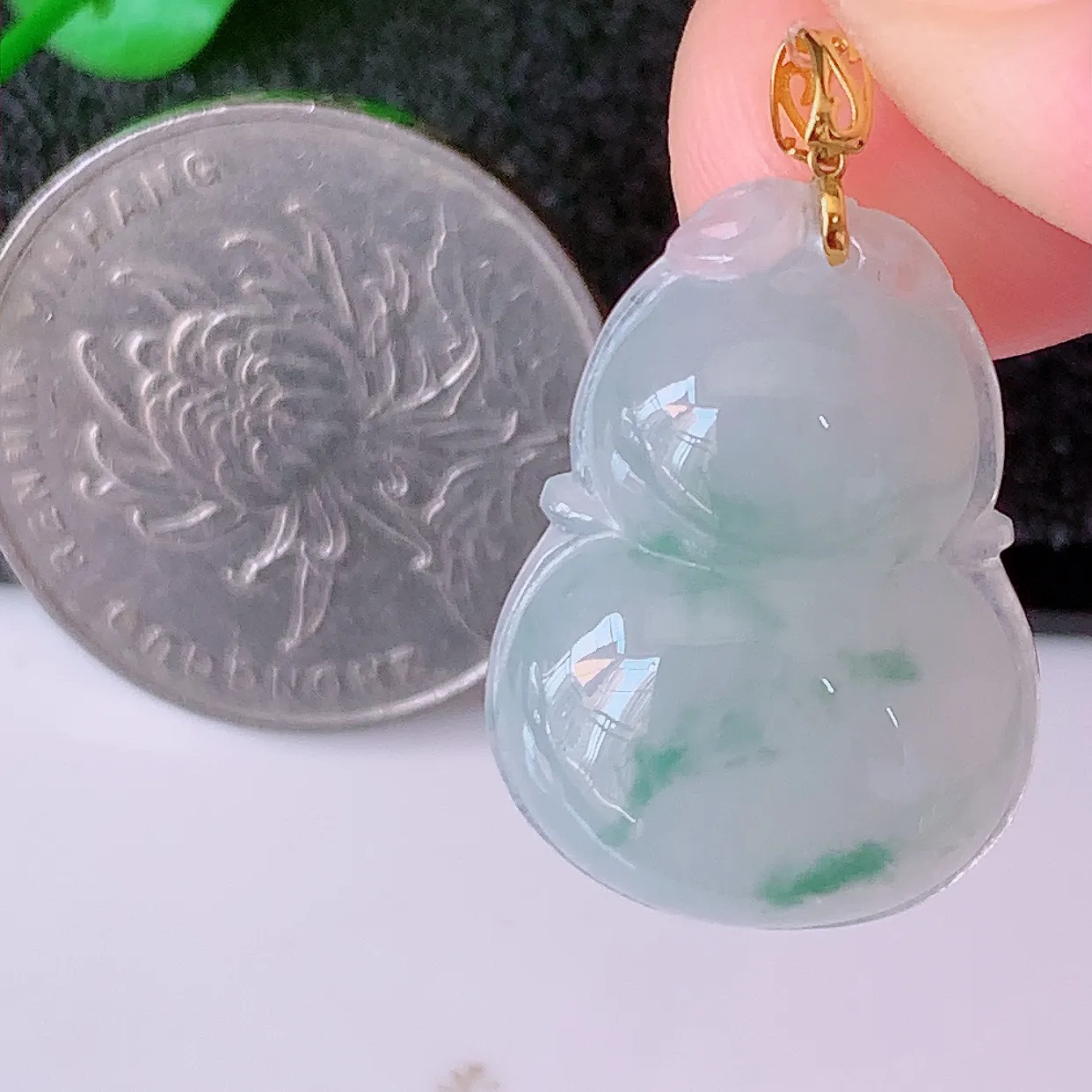 18K金镶嵌冰种飘花翡翠葫芦吊坠，葫芦寓意福禄双全，财源滚滚，佩戴效果优雅迷人！#49.13