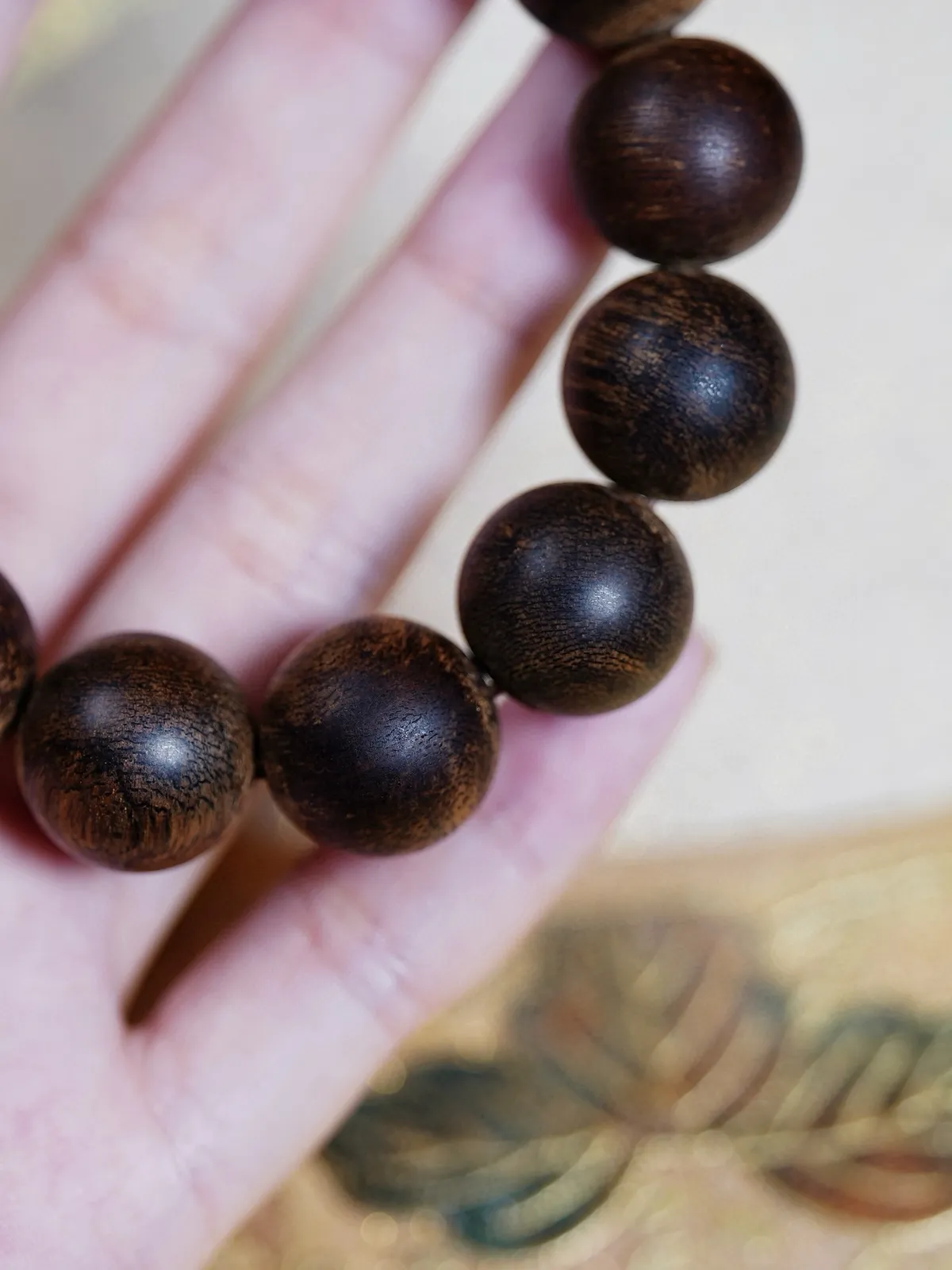 【达拉干黑棋沉水 ·16mm】34.3 克
星洲霸主达拉干油脂凝如墨玉，质地细腻油润，
香韵初闻是清冽通透的凉意，带着强劲的穿透力，瞬间驱散沉闷、提神醒脑；紧接着，醇厚绵密的奶香从凉意中缓缓漫出，裹挟着温润的脂感，与凉意达成奇妙平衡，柔而有质；尾调则是沉稳的木质香交织着清甜，间或萦绕着一丝若有似无的花香，层次丰富却交融得浑然天成，每一次呼吸都是嗅觉的奢享。

佩于腕间香韵婉转绵长，是老香客心中“对味”的标准答案，藏着懂行人才懂的细节讲究。收于锦盒，是时光沉淀的收藏底气，更是能代代相传的温润念想。