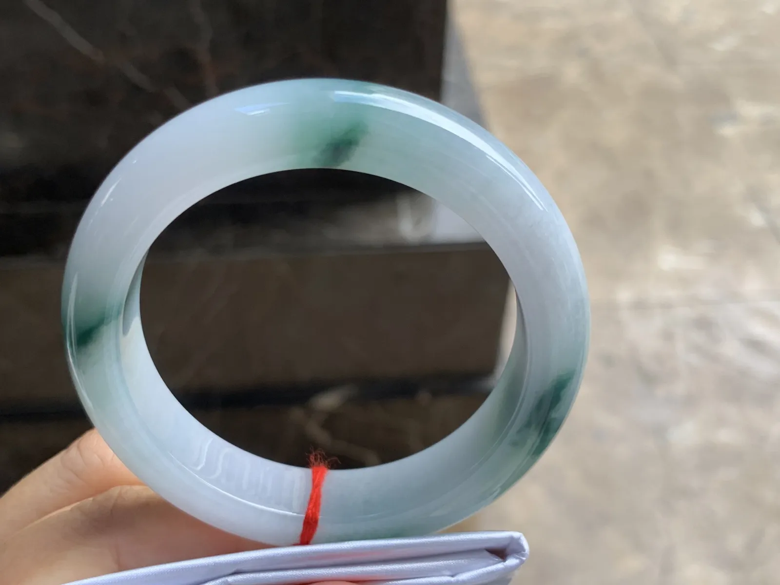 56-13-9.8mm
糯冰飘花手镯 底子细腻干净 花色漂亮