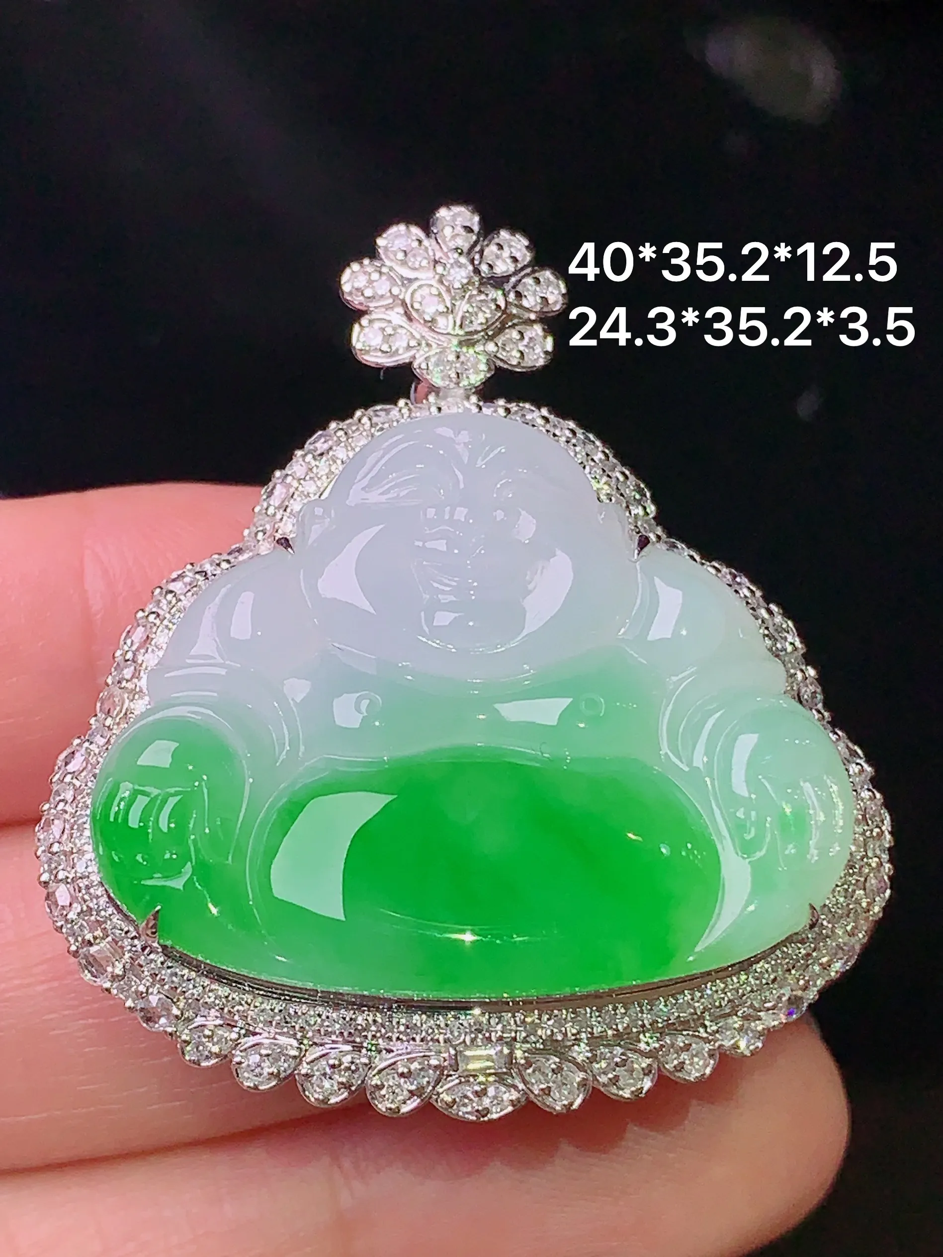 18k金钻镶嵌飘绿佛公吊坠 玉质细腻 色泽清新艳丽 整体尺寸40*35.2*12.5
