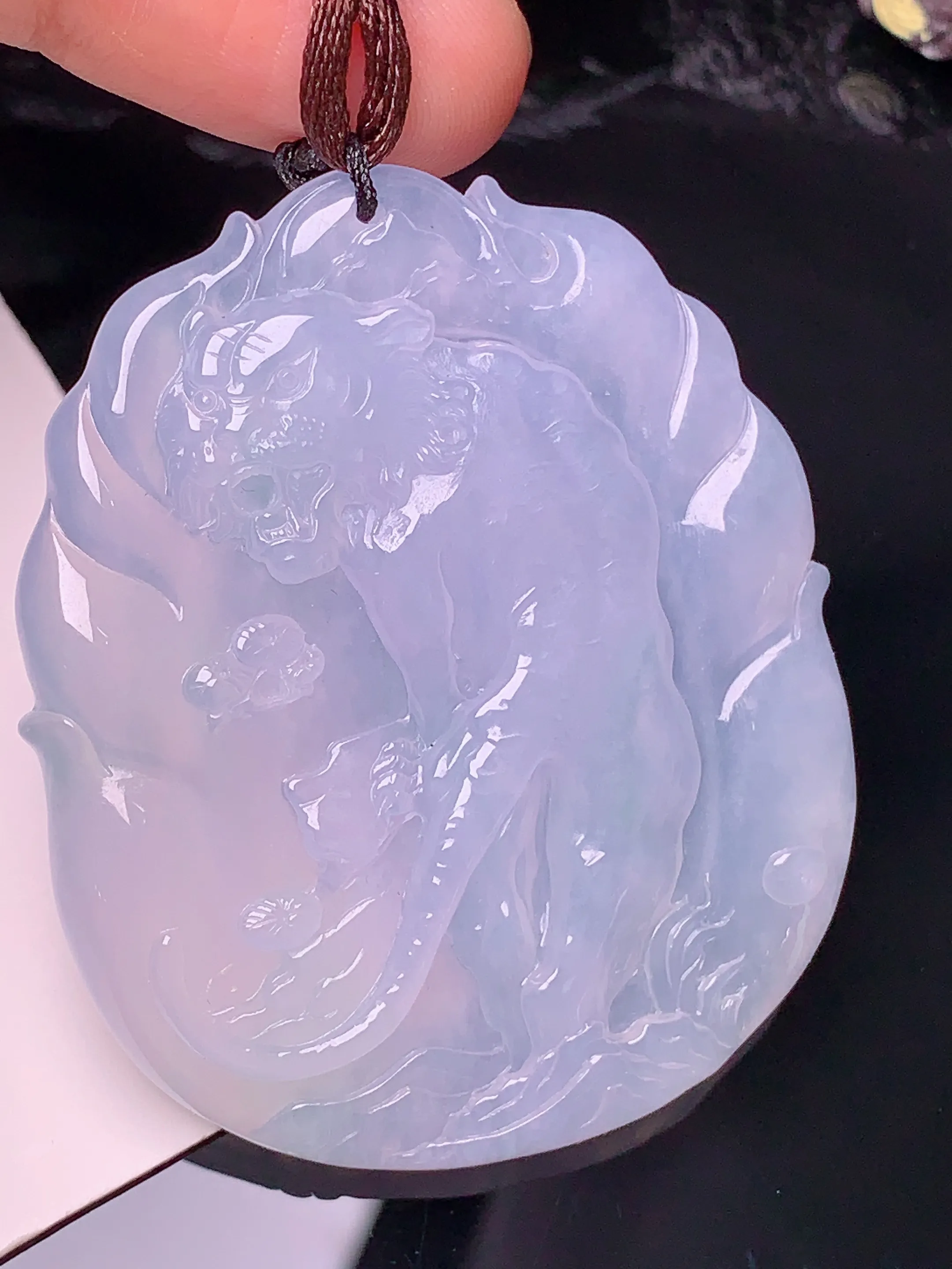 冰种生肖虎吊坠 玉质细腻 色泽清新艳丽 整体尺寸50.8*42.5*6