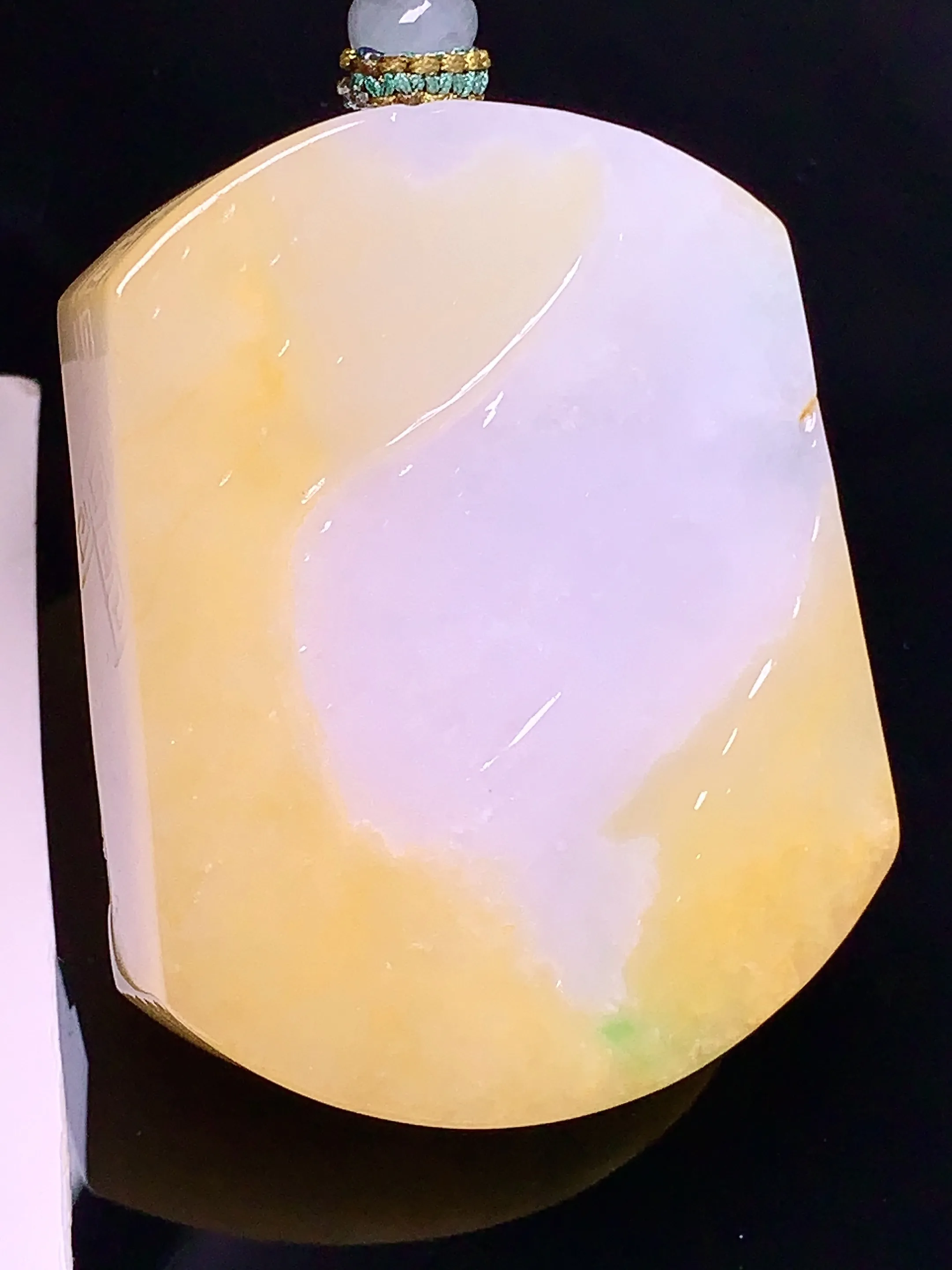 黄绿悟道牌吊坠 玉质细腻 色泽清新艳丽 整体尺寸51.5*40.3*12