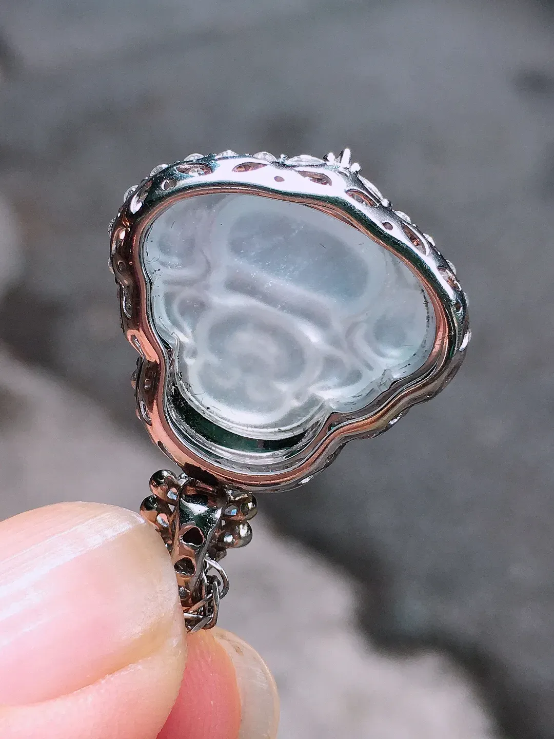 冰种佛公吊坠，玉质细腻，荧光感超
强，饱满圆润，尽显优雅气质，18k
金豪华镶嵌