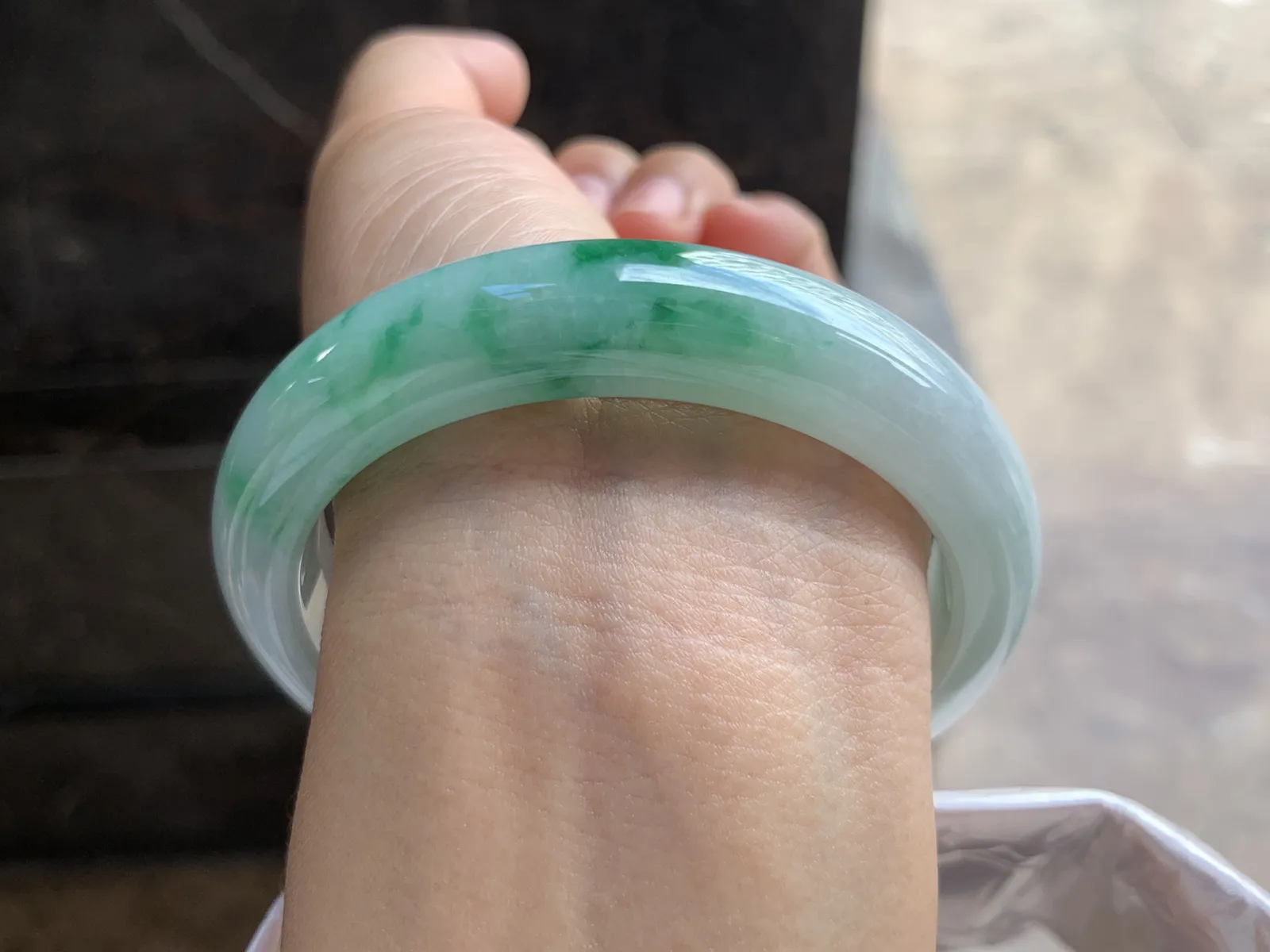 58-12.8-9.2mm
带色手镯 底子细腻干净 一抹绿很漂亮