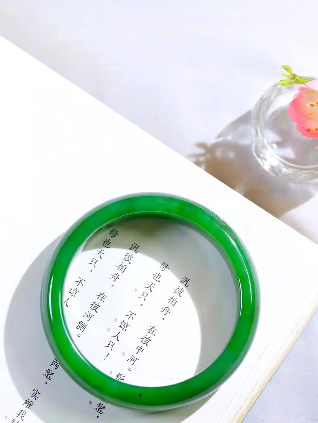 【碧波流转·手镯】

收藏级臻品️和田玉碧玉手镯，玉质细腻温润，手感舒适，️线条流畅，简约大气，美自天成，佩戴于腕间，婉约之美，举手投足间透出那份低调奢华，醉人心扉。
重66克 内径圈口59.5mm尺寸15-8.5mm  FDA-131061408