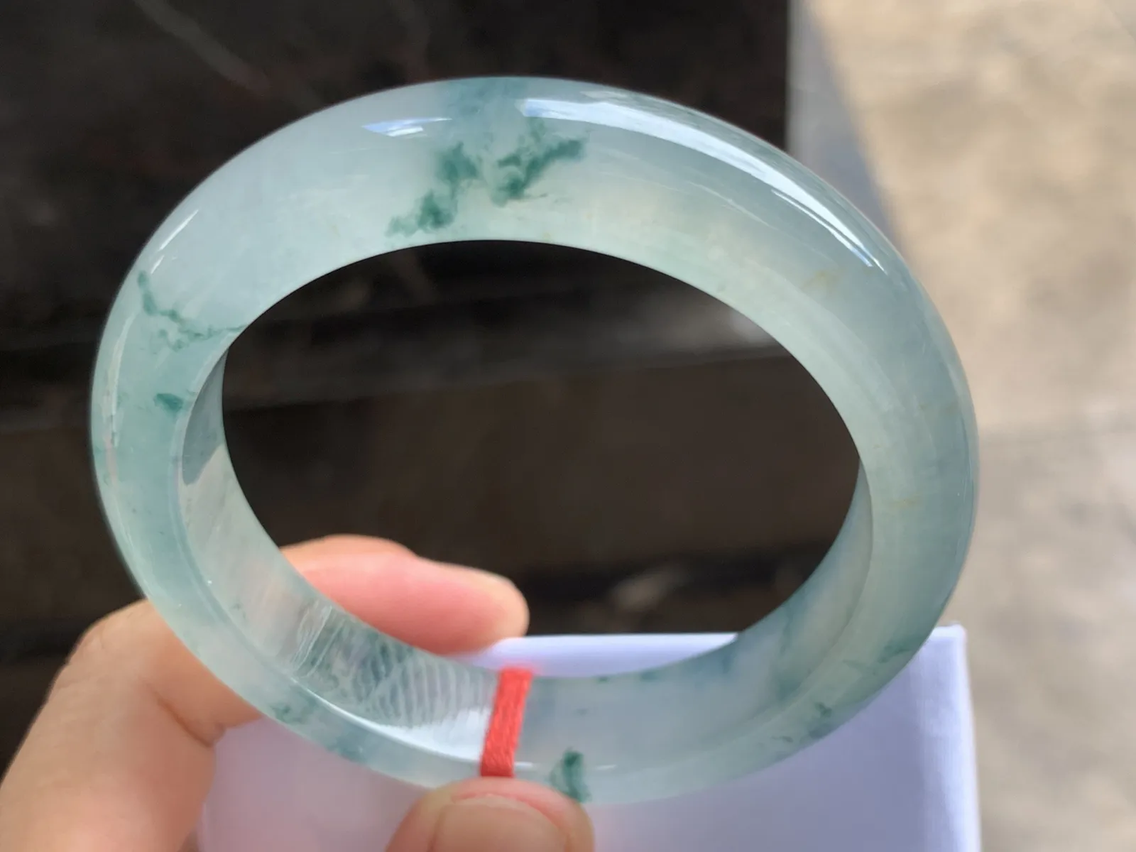 55.5-2.6-8.6mm
冰种飘花手镯 冰透起光 花色灵动