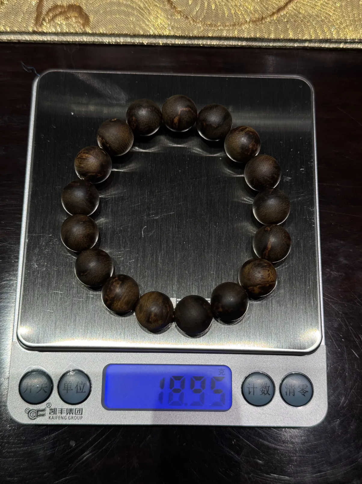 【越南芽庄白奇楠沉水·12mm】18.95 克

甄选奇楠沉水老料，油脂丰腴如凝脂，珠体圆润饱满，恰如将万千香韵凝于方寸，颗颗莹润中透着岁月淬炼的温润光泽。
香韵初绽便是清冽如泉，带着直抵心魂的穿透力，瞬间唤醒沉寂的感官；继而蜜甜裹挟着花香层层漫溢，似有晨露轻拂过繁花，温润中透着沁骨的馥郁；尾调沉淀出绵柔奶香，混着一丝若有若无的回甘，凉与甜交织，浓与淡相济，变化间藏着无尽灵动，过鼻难忘，余韵绕腕不散。
佩戴间，既有指尖触到的温润，也有鼻息萦绕的香魂，是日常相伴的静心之物，是可触碰的香道传奇，是“三生有幸，方遇奇楠”的生动注脚，更是可传世的香中瑰宝！