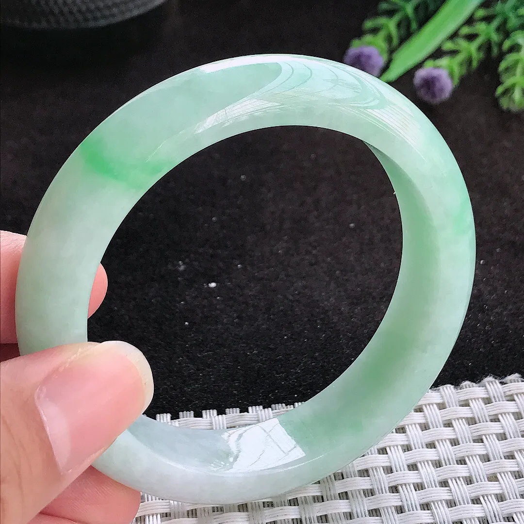 自然光55/13.7/8.8老坑精美温润飘绿手镯玉镯子美人镯手环