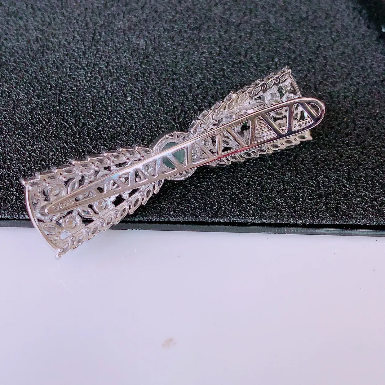 冰透满绿翡翠925银镶嵌发夹，自然光实拍，翠色灵动，颜色漂亮，种老水足，品相佳，佩戴佳品！#97.13整体51*15.5*13.8裸石5.5*5.5