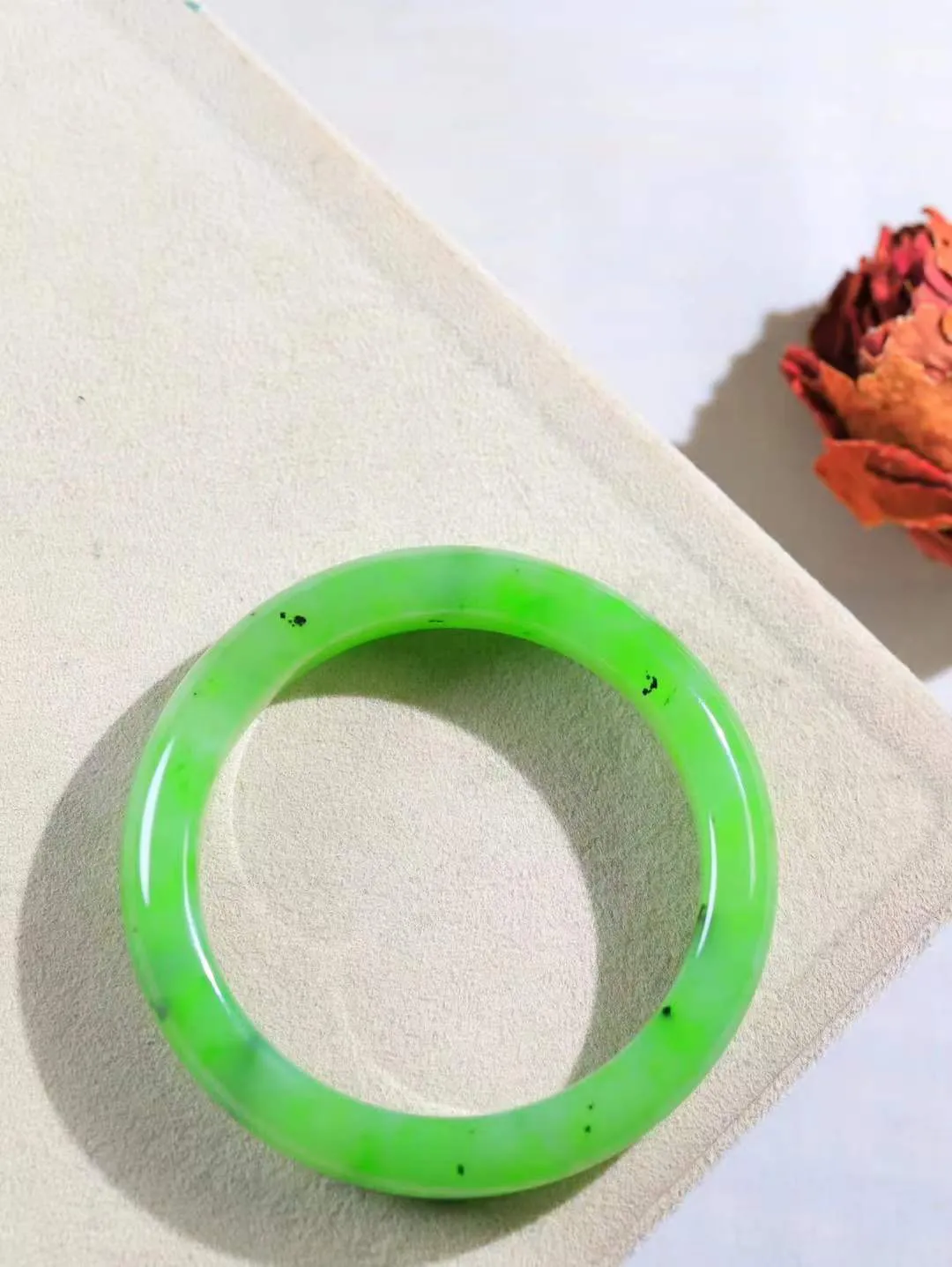 【碧波流转·手镯】

精品️和田玉碧玉苹果绿手镯，玉质细腻温润，手感舒适，️线条流畅，简约大气，美自天成，佩戴于腕间，婉约之美，举手投足间透出那份低调奢华，醉人心扉。
重59克 内径圈口57mm尺寸12.5-9mm  FDA-131061408