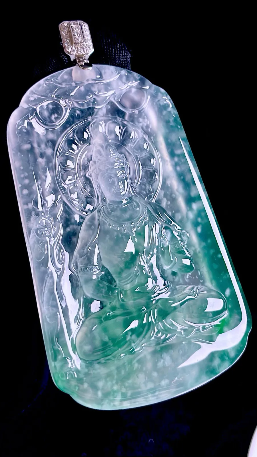 翡翠【木那观音】
通透纯净起光，胶感十足，意境优美，18k金镶嵌
整体：71.9
裸石：62.8/39.2/6.8