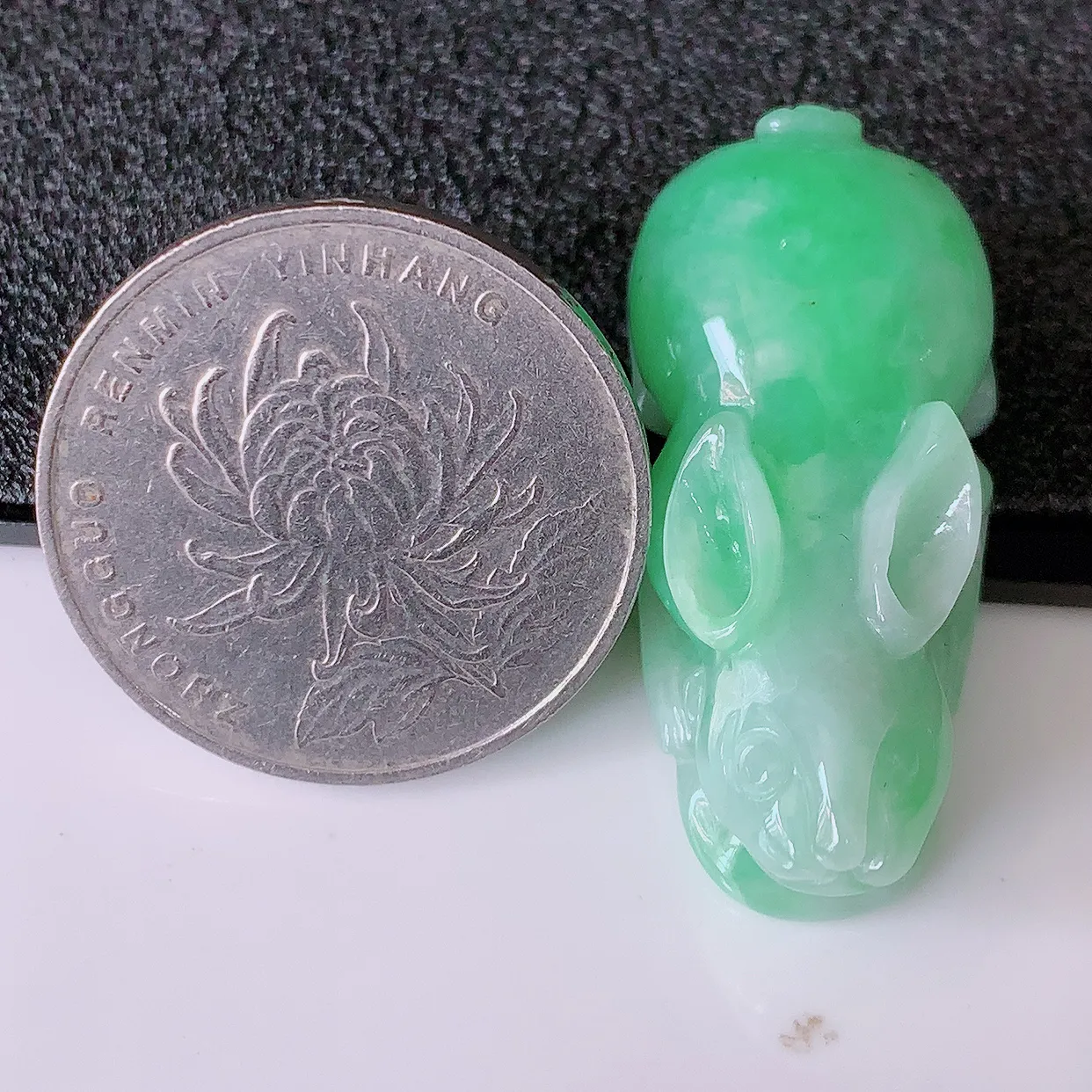 自然光实拍，冰润飘绿翡翠生肖兔吊坠，种老水足，雕工精湛 ，寓意美好，佩戴时尚出众！#87.13