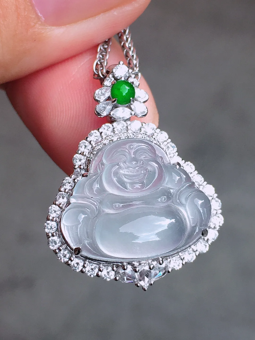 冰种佛公吊坠，玉质细腻，荧光感超
强，饱满圆润，尽显优雅气质，18k
金豪华镶嵌
