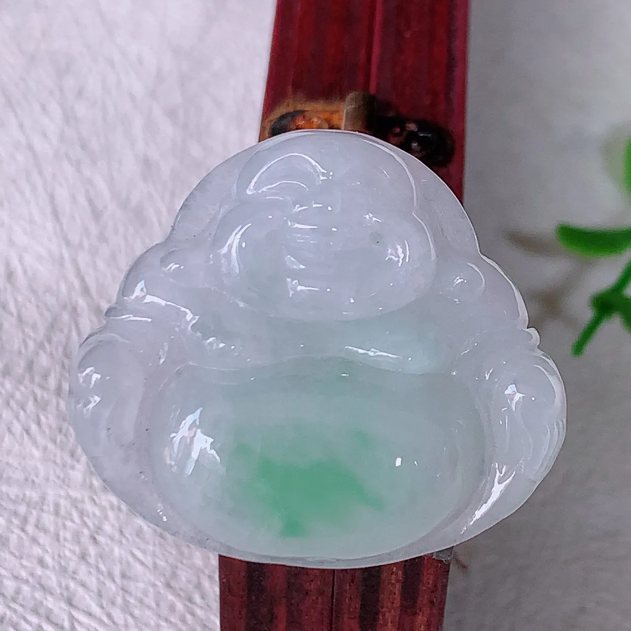 自然光实拍，冰润飘绿佛公吊坠，翡翠开心笑佛，种老水足，颜色漂亮，立体饱满圆润，佩戴效果赞#57.13