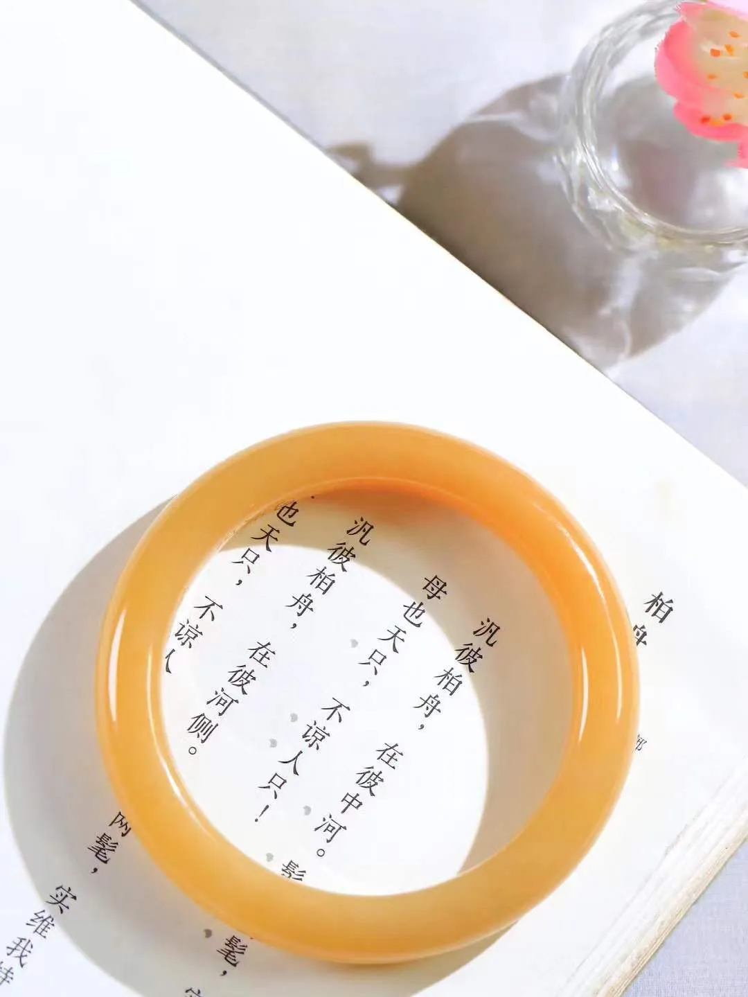 【暖玉生香·手镯】

精品️和田玉糖玉手镯，质地油润细腻，色泽高贵典雅，镯型古朴典雅。在诗情画意的雨巷相遇，你是我腕间的一抹风情，有你眸有深情，清风荡漾湖间静水，我愿俯身低眉，在烟波涟漪处，寻你深情倩影。内径53mm 尺寸10.9-8.8mm 重45.8克 111081432A