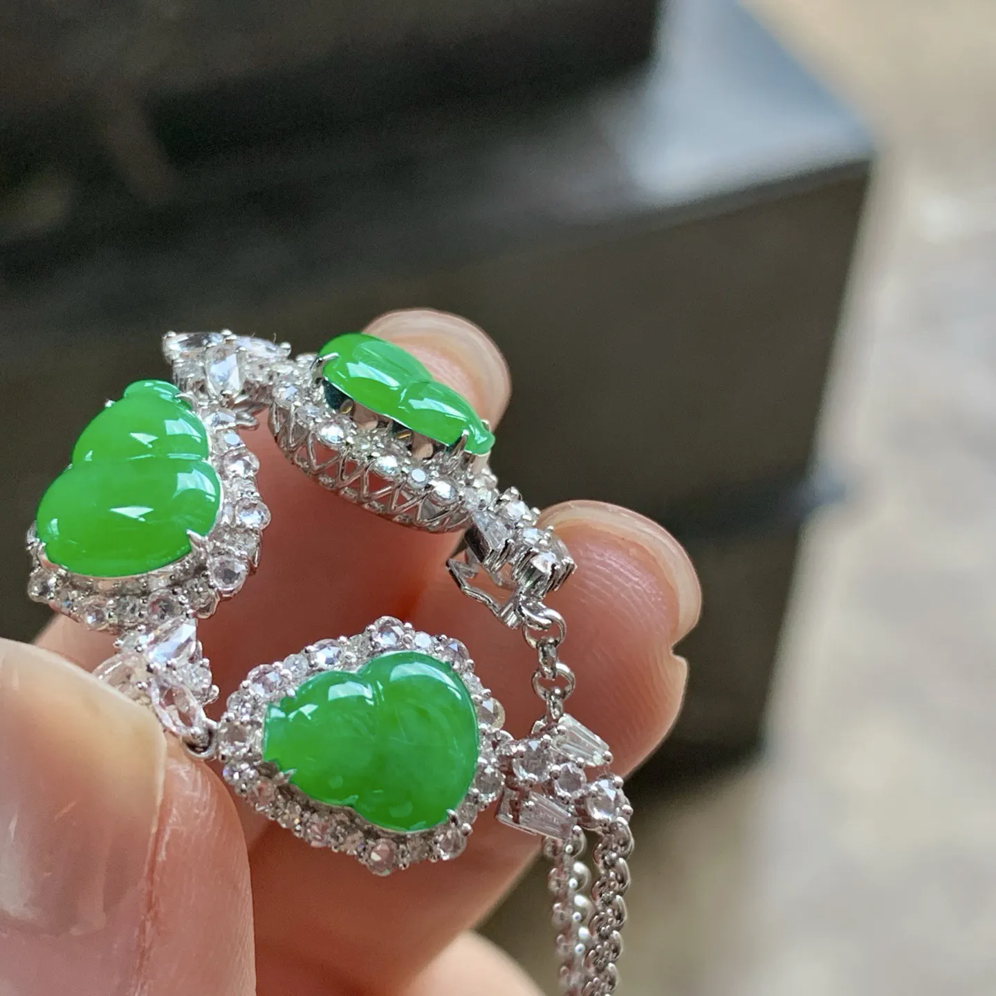 辣绿色葫芦手链^_^颜色鲜艳 玉质温润