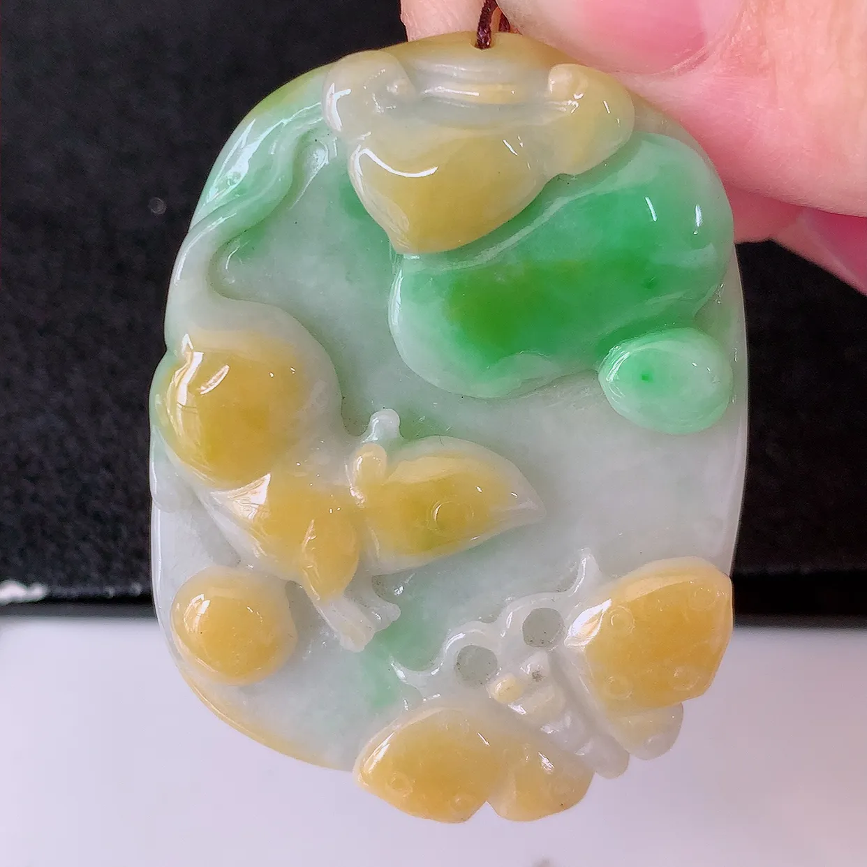 自然光实拍，冰润黄加绿翡翠生肖鼠牌吊坠，种老水足，雕工精湛 ，寓意美好，佩戴时尚出众！#87.13