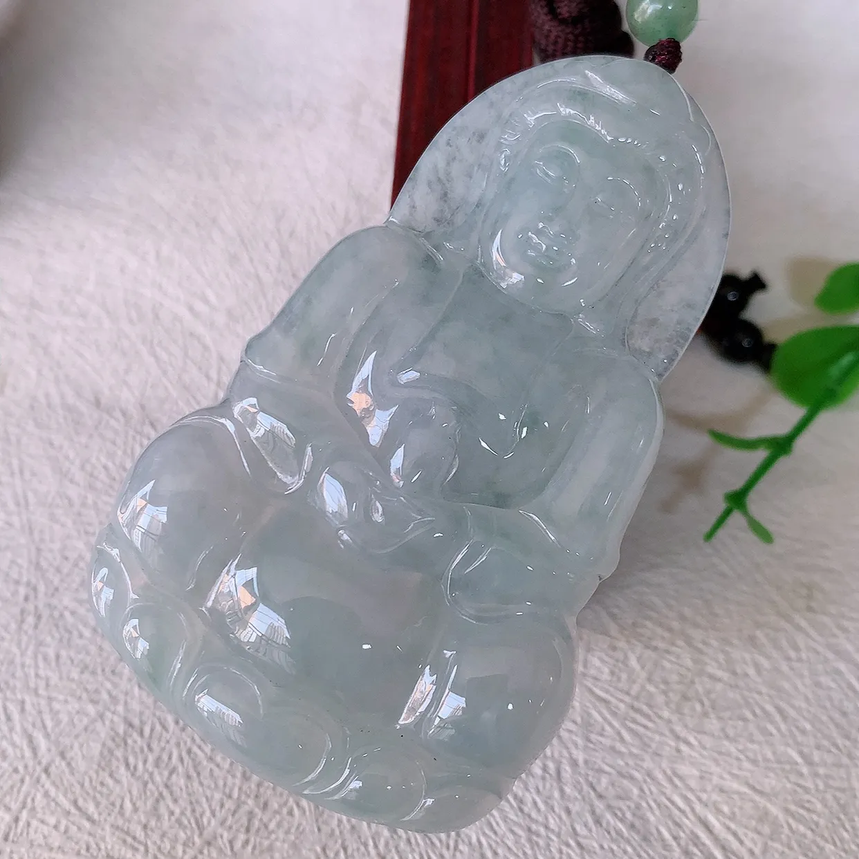 自然光实拍，大件冰翡翠观音菩萨吊坠，净瓶观音，冰透亮泽，美观亮丽，观音面相端庄#46.13
