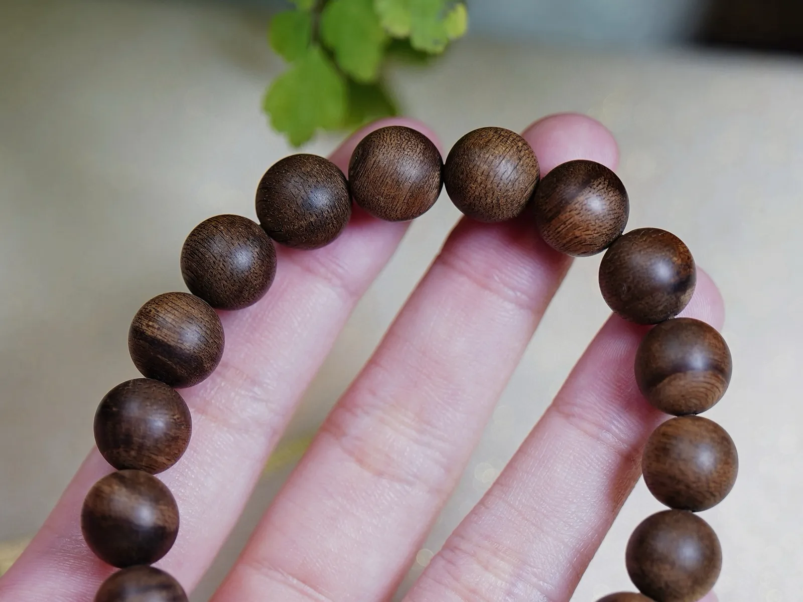 【菩萨棋沉香手串 10mm】 11.2 克
精选老料，油脂软糯，细密毛孔如棋局错落，油线自然交错，形成独特的“琥珀底”光泽，10mm 规格恰好贴合腕间弧度，不张扬却自带贵气。
菩萨棋生闻就很浓郁，香气非常的“张扬”，清幽细甜，扑面而来的花香，带有丝丝缕缕的蜜甜韵，
甜意里还藏着几分梅子蜜饯的酸甜，生津感从鼻尖漫到舌尖，鲜活又灵动。再品，胭脂般的柔媚与肉桂的微辛交织，一丝乳香悄然浮现，不是厚重的腻，而是清润的雅，尾调裹着薄荷般的凉，从喉间直抵心脾，层次翻涌如曲，迷人多变！

接触人体的温度，香韵更显醇厚，棋韵悠悠，无论是日常佩戴添雅致，还是静处时细嗅品香，都能让身心浸在这多变迷人的香息里，藏着惠安系的清贵，也带着“小奇楠”的独特风骨，上手即是格调。