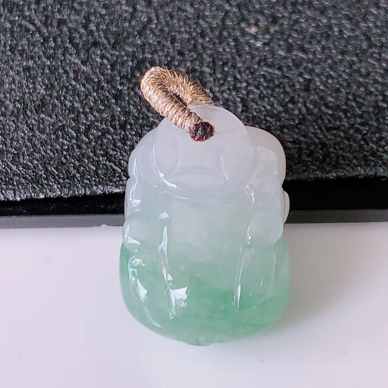 自然光实拍，冰润飘绿翡翠生肖招财猪吊坠，种老水足，雕工精湛 ，寓意美好，佩戴时尚出众！#3.13