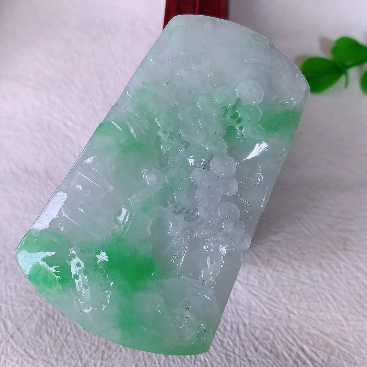 自然光实拍，冰润飘绿山水牌吊坠，翡翠山水，立体生动形象，山水素材布局合理，意境感佳，佩戴上身效果更高贵 #57.13