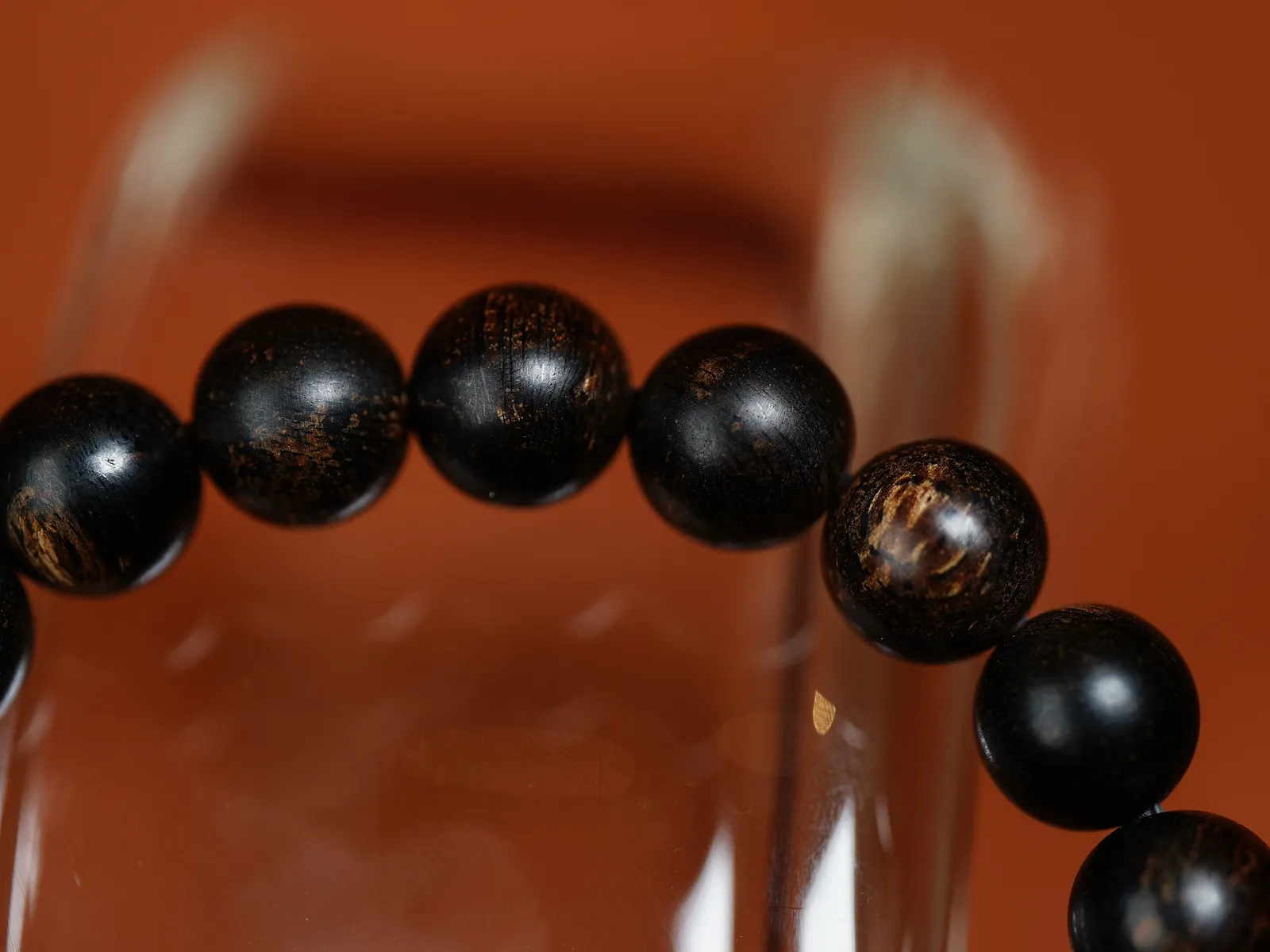 【达拉干黑棋沉水·10mm】12.3 克

星洲霸主达拉干油脂凝如墨玉，质地细腻油润，
香韵初闻是清冽通透的凉意，带着强劲的穿透力，瞬间驱散沉闷、提神醒脑；紧接着，醇厚绵密的奶香从凉意中缓缓漫出，裹挟着温润的脂感，与凉意达成奇妙平衡，柔而有质；尾调则是沉稳的木质香交织着清甜，间或萦绕着一丝若有似无的花香，层次丰富却交融得浑然天成，每一次呼吸都是嗅觉的奢享。

佩于腕间香韵婉转绵长，是老香客心中“对味”的标准答案，藏着懂行人才懂的细节讲究。收于锦盒，是时光沉淀的收藏底气，更是能代代相传的温润念想。