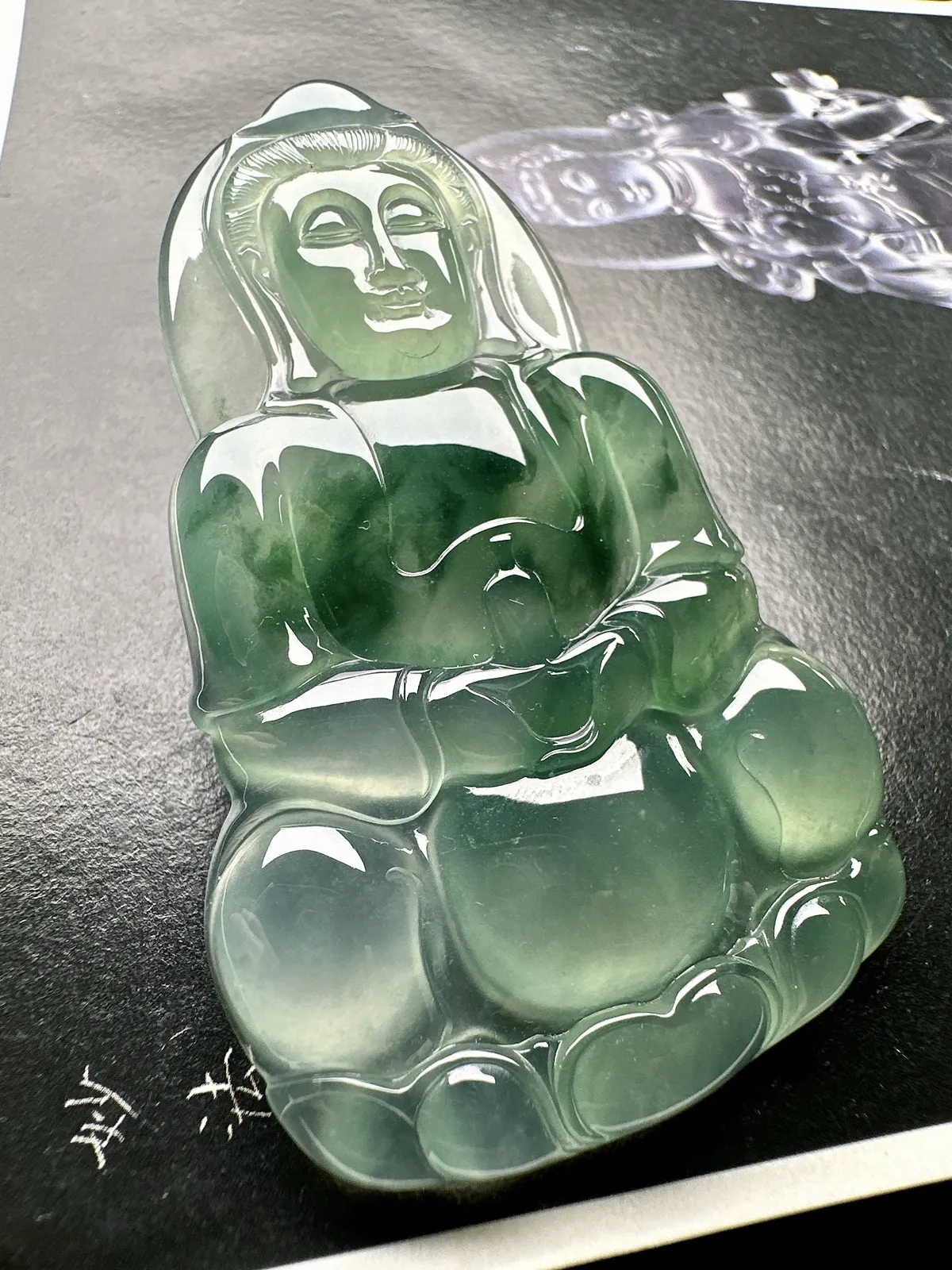 【冰种飘花观音】质地细腻，通透度上佳，冰感十足，适合佩戴