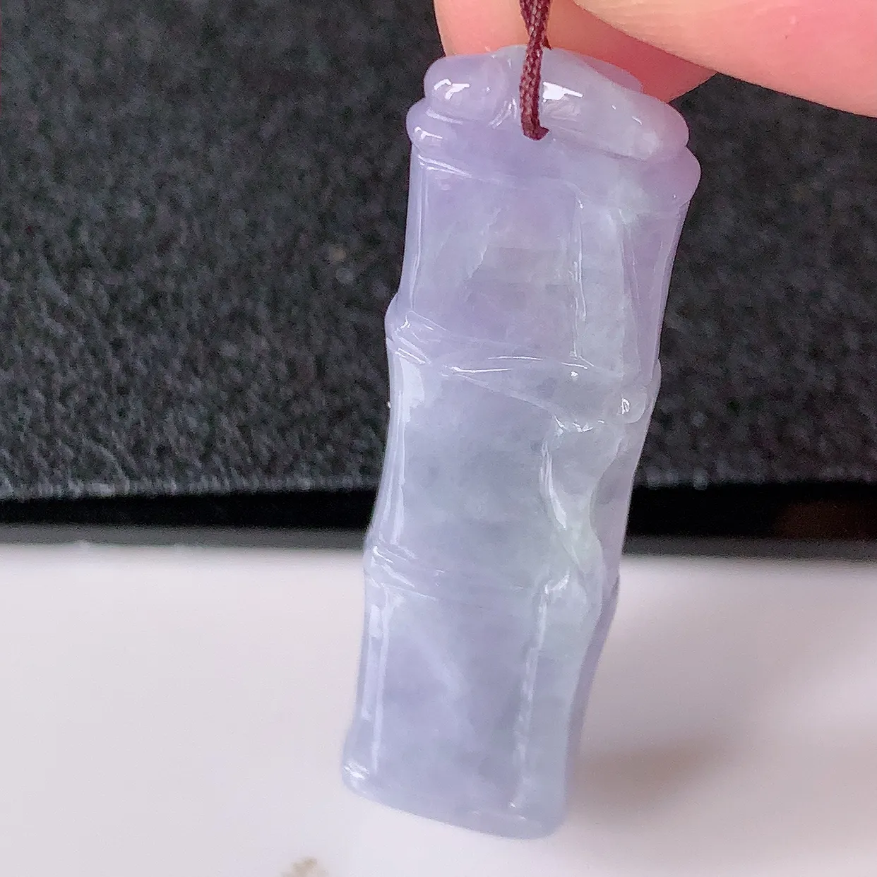 自然光实拍，冰紫罗兰翡翠竹节吊坠。竹节寓意“节节高，官运亨通，前程似锦，水润莹泽，清秀高雅，佩戴精美！#05.13