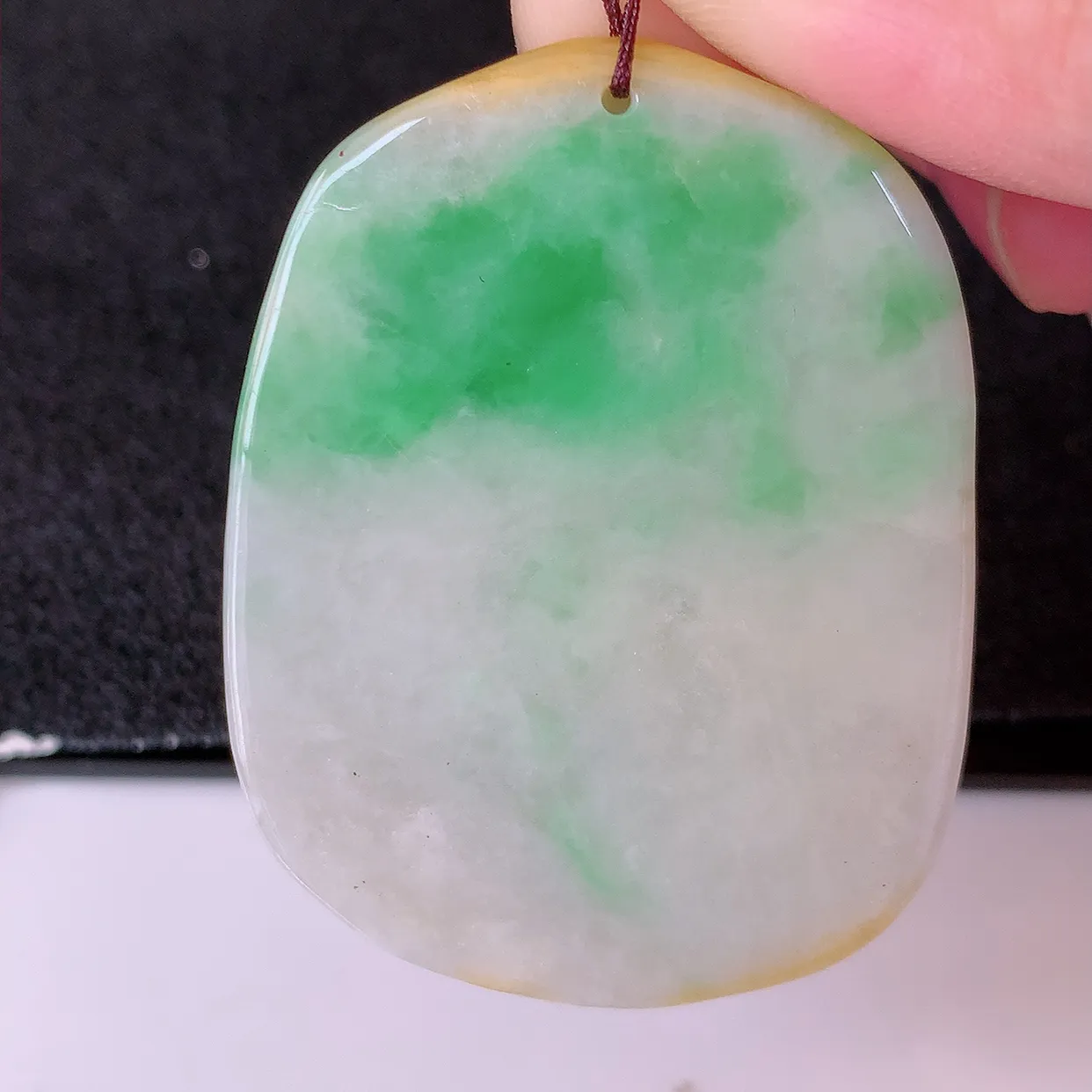 自然光实拍，冰润黄加绿翡翠生肖鼠牌吊坠，种老水足，雕工精湛 ，寓意美好，佩戴时尚出众！#87.13