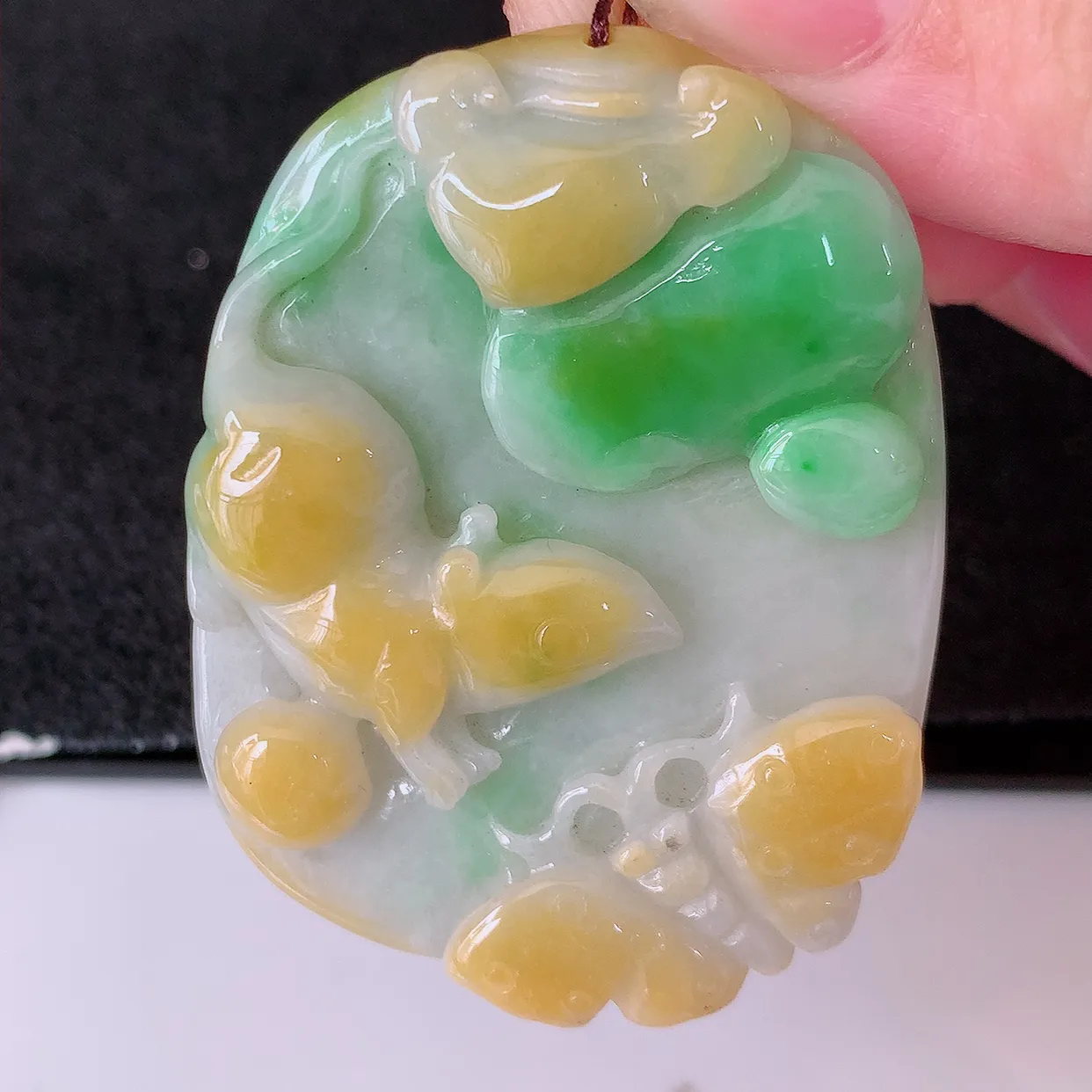 自然光实拍，冰润黄加绿翡翠生肖鼠牌吊坠，种老水足，雕工精湛 ，寓意美好，佩戴时尚出众！#87.13