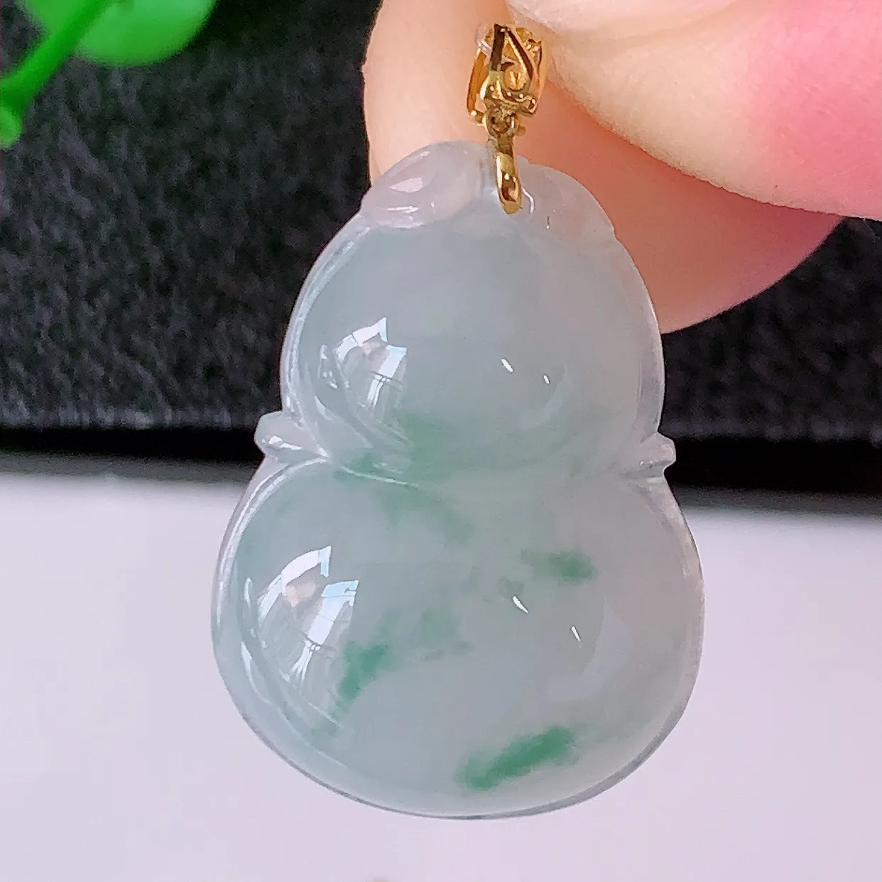 18K金镶嵌冰种飘花翡翠葫芦吊坠，葫芦寓意福禄双全，财源滚滚，佩戴效果优雅迷人！#49.13