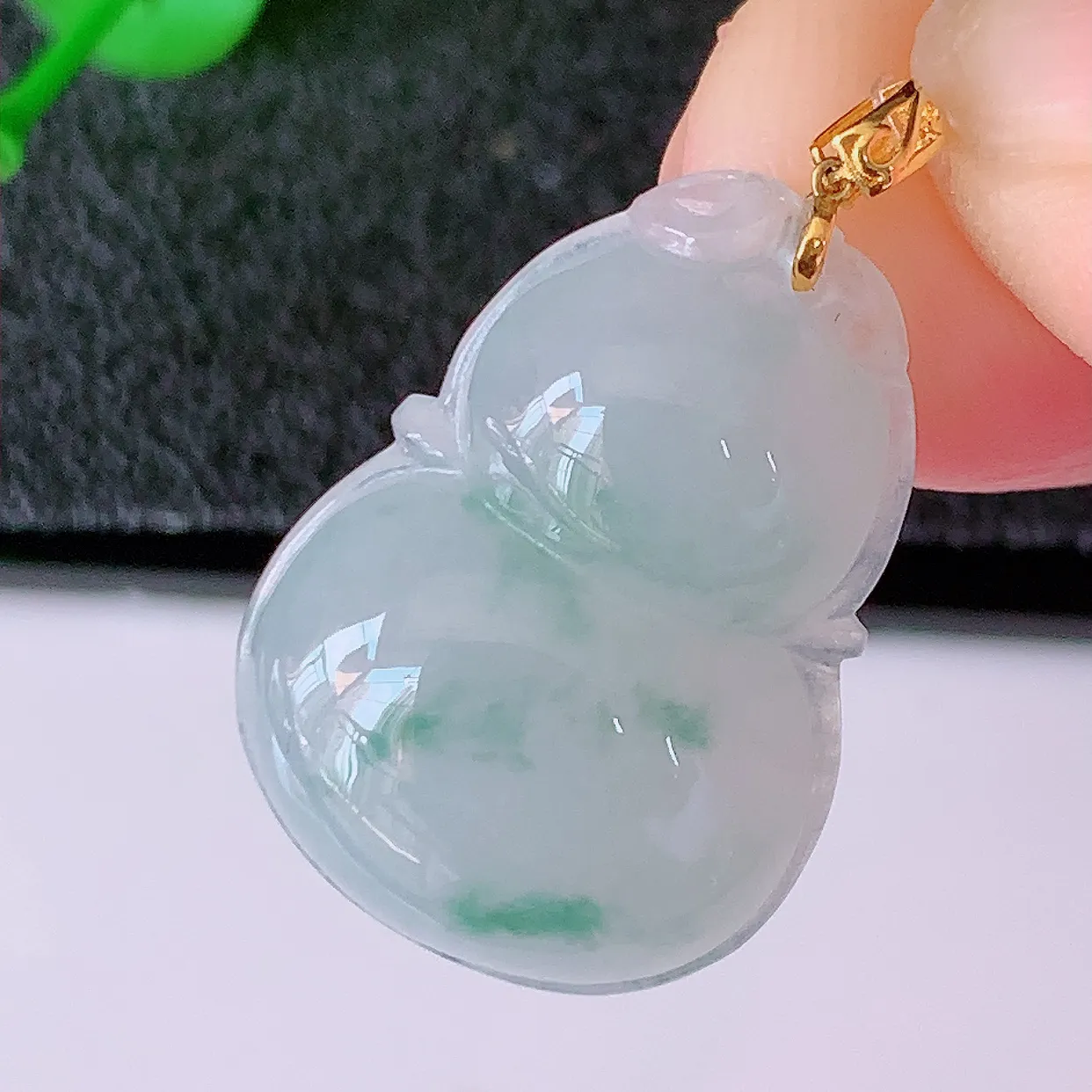 18K金镶嵌冰种飘花翡翠葫芦吊坠，葫芦寓意福禄双全，财源滚滚，佩戴效果优雅迷人！#49.13