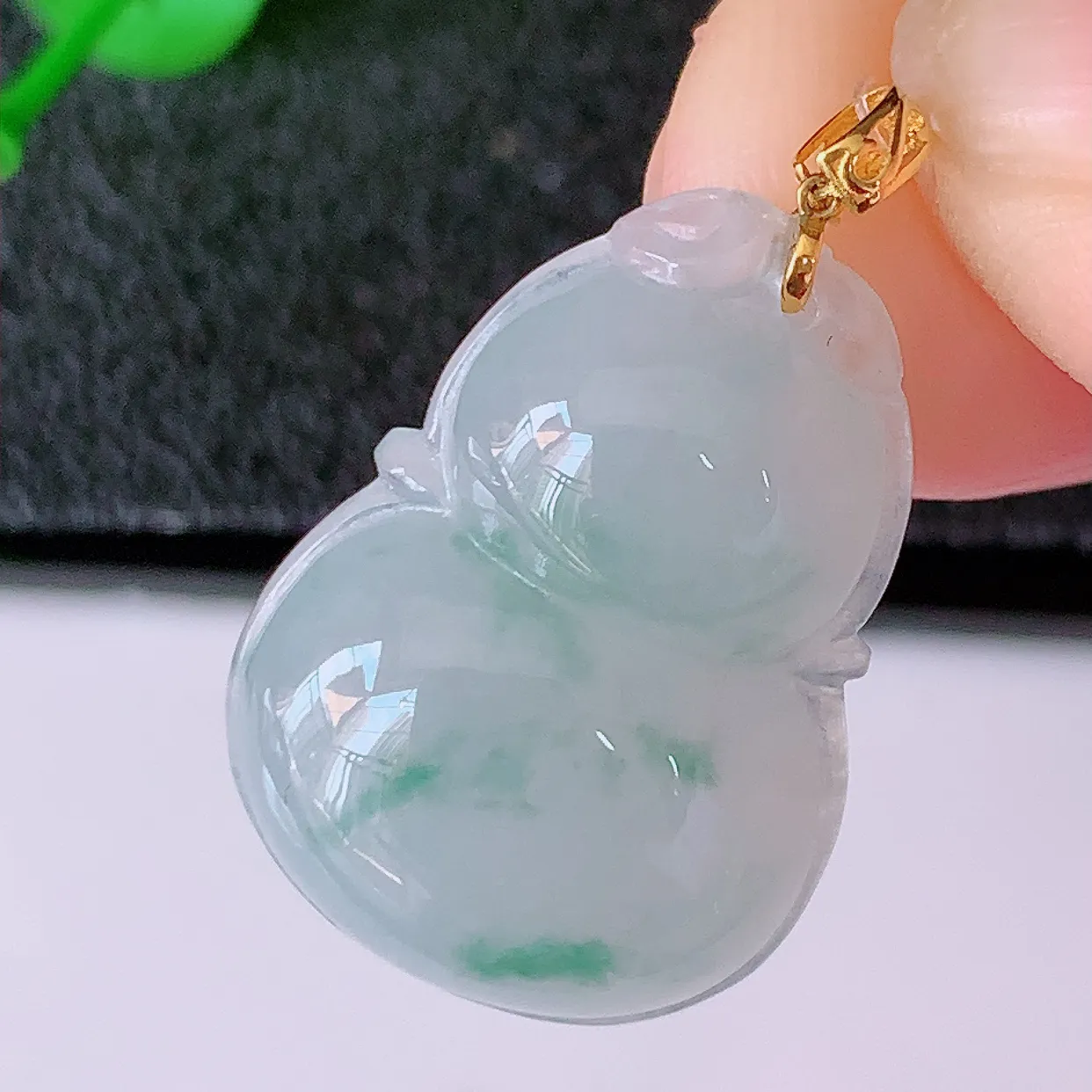 18K金镶嵌冰种飘花翡翠葫芦吊坠，葫芦寓意福禄双全，财源滚滚，佩戴效果优雅迷人！#49.13