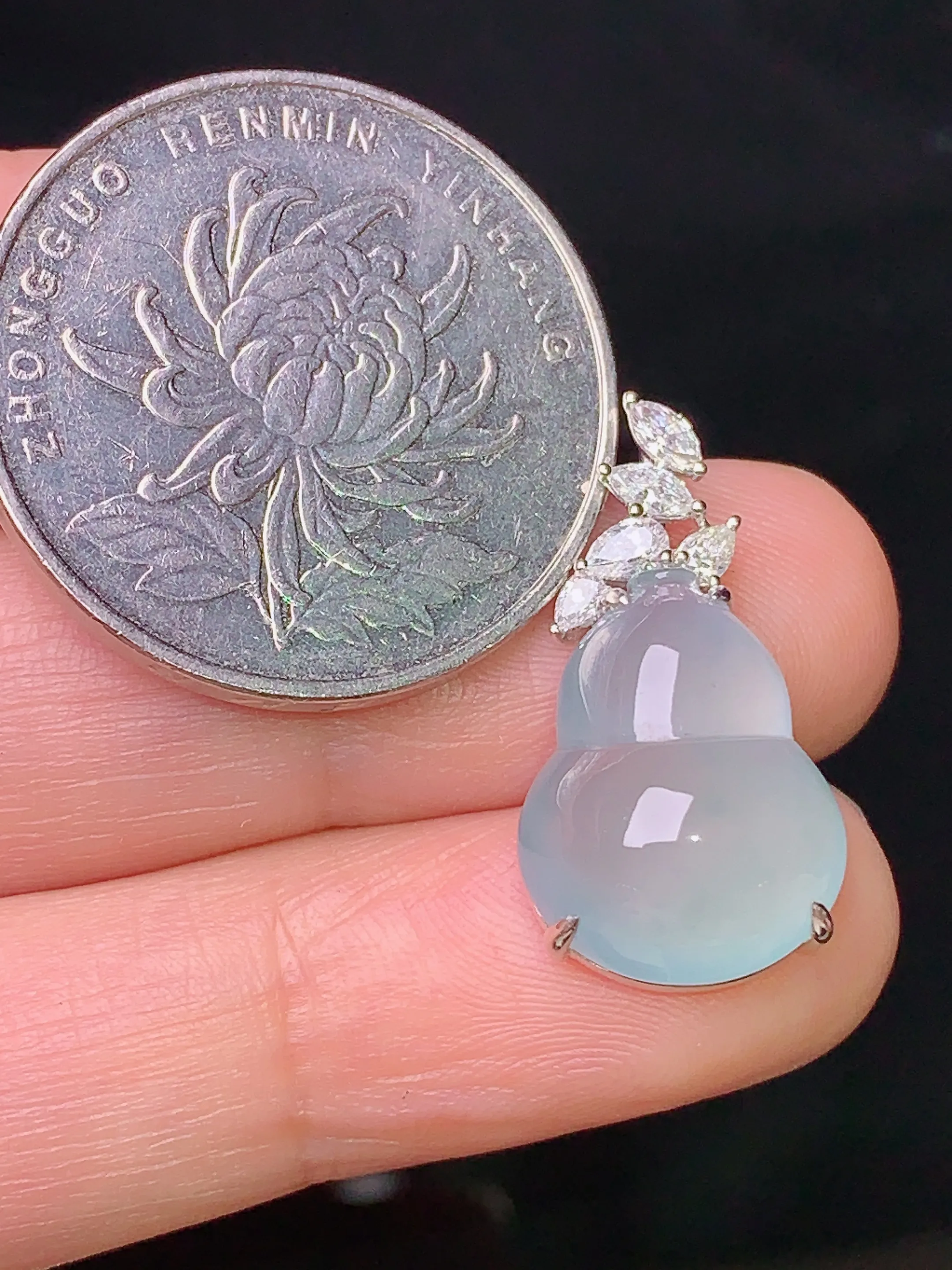 18k金钻镶嵌冰种葫芦吊坠 玉质细腻 色泽清新艳丽 整体尺寸23*12*7