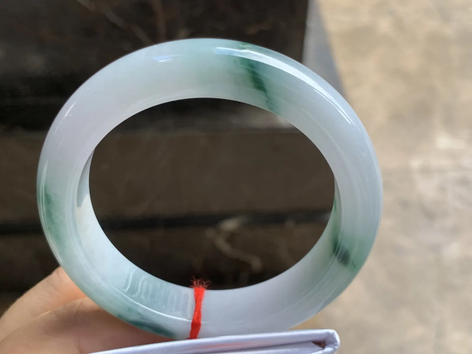 56-13-9.8mm
糯冰飘花手镯 底子细腻干净 花色漂亮