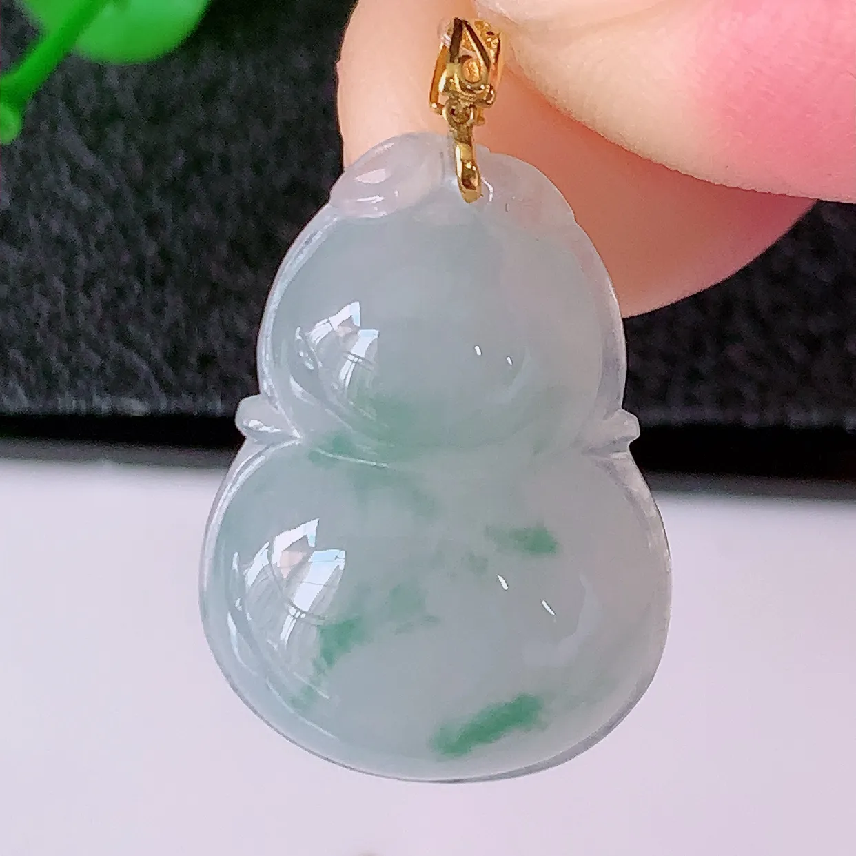 18K金镶嵌冰种飘花翡翠葫芦吊坠，葫芦寓意福禄双全，财源滚滚，佩戴效果优雅迷人！#49.13