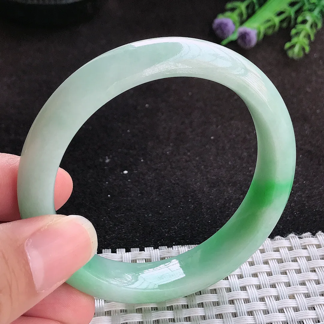 自然光55/13.5/8.3老坑精美温润飘绿手镯玉镯子美人镯手环