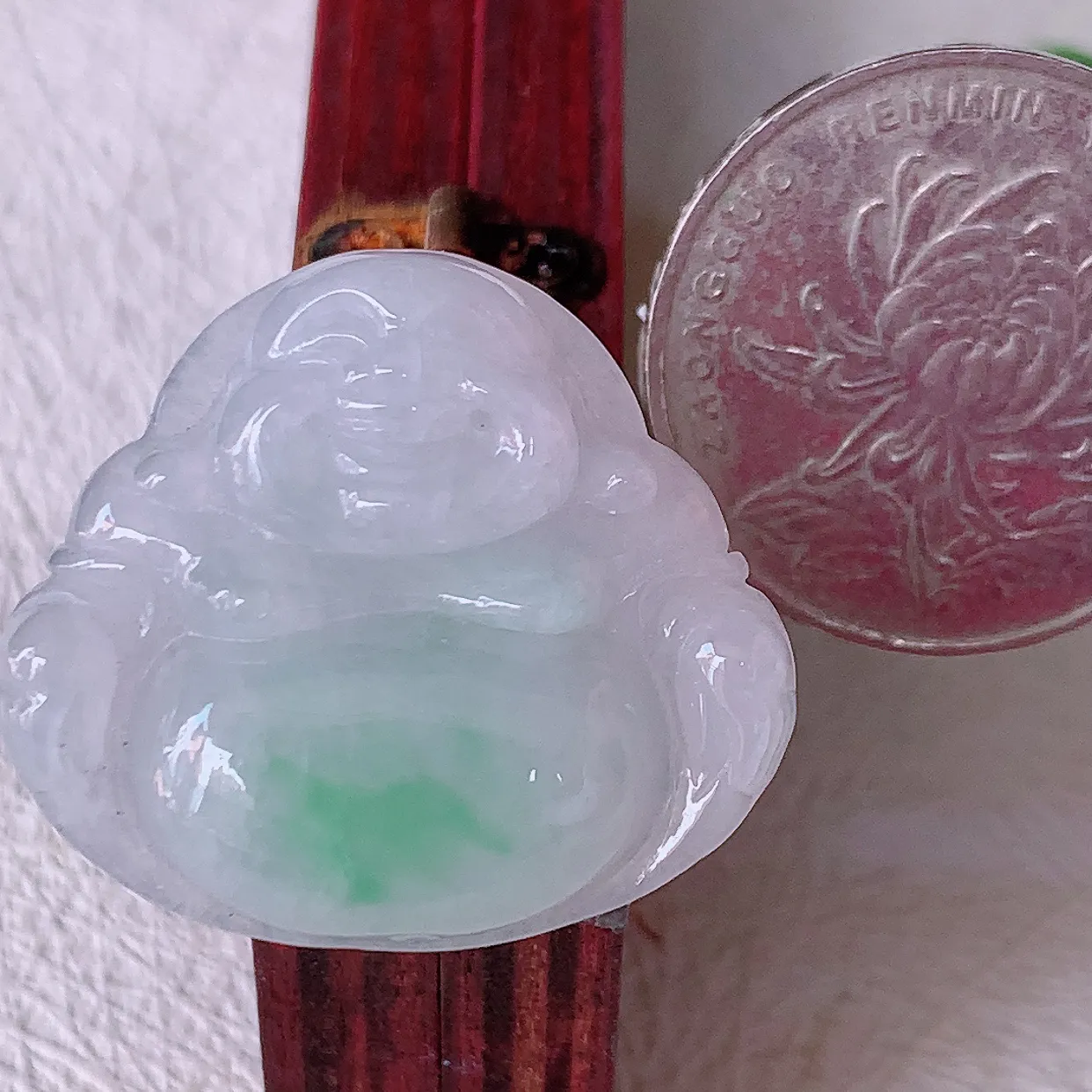 自然光实拍，冰润飘绿佛公吊坠，翡翠开心笑佛，种老水足，颜色漂亮，立体饱满圆润，佩戴效果赞#57.13