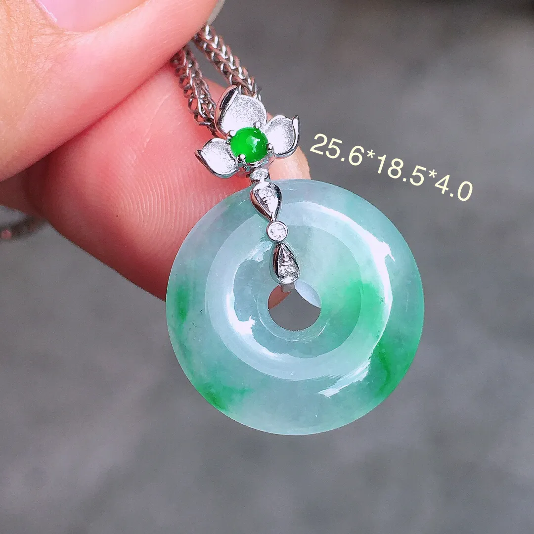 飘绿平安扣吊坠，色泽艳丽，玉质细腻，荧光感超
强，饱满圆润，尽显优雅气质，18k
金豪华镶嵌