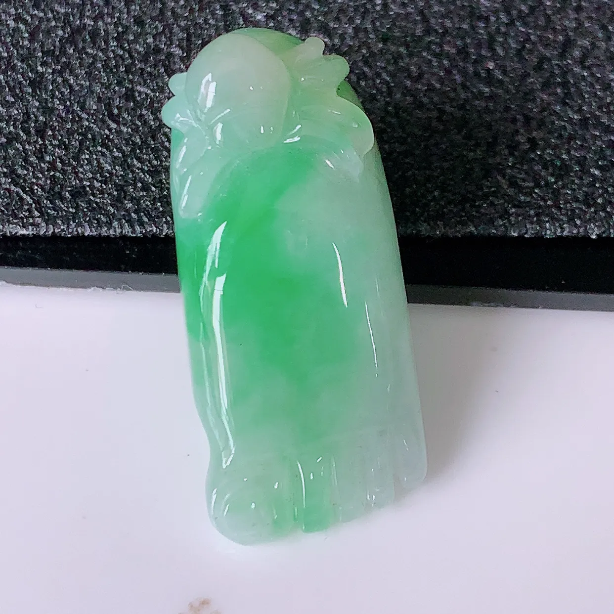 自然光实拍，冰润翡翠吊坠，种老水足，雕工精湛 ，寓意美好，佩戴时尚出众！#87.13