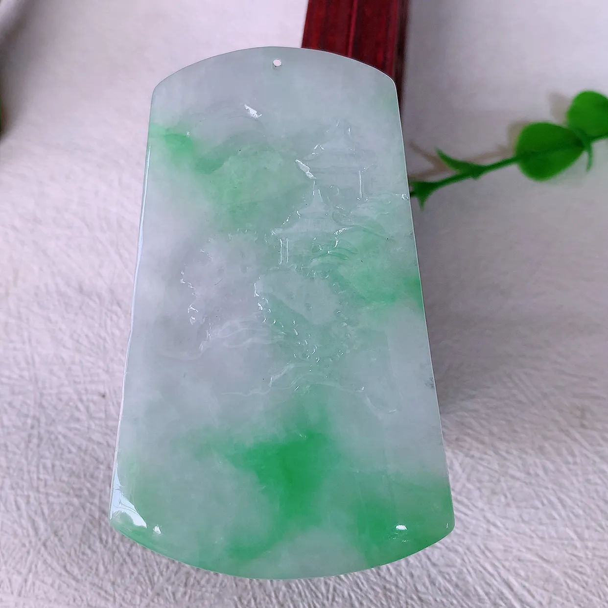 自然光实拍，冰润飘绿山水牌吊坠，翡翠山水，立体生动形象，山水素材布局合理，意境感佳，佩戴上身效果更高贵 #57.13